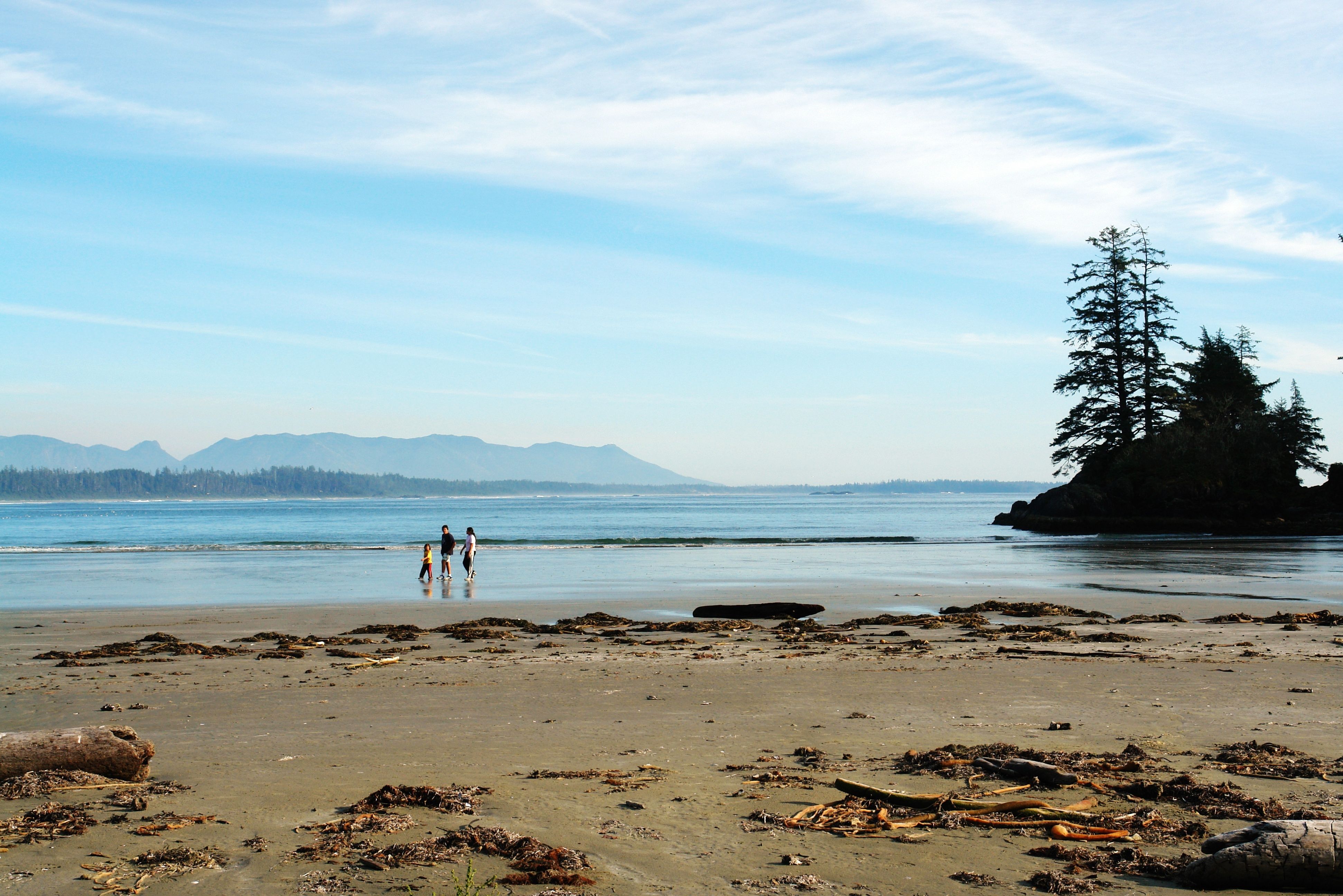 Wandelen aan het strand in Tofino