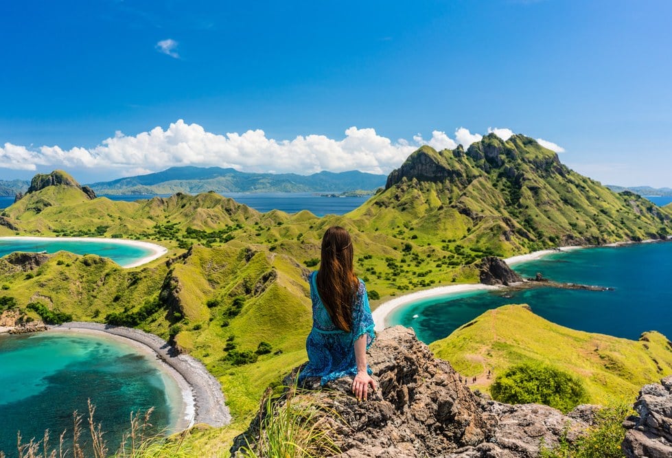 Vrouw geniet van uitzicht op Padar Island in Komodo National Park