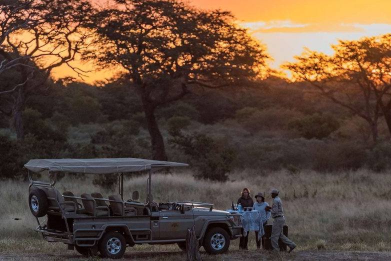 Sundowner tijdens game drive Zuid-Afrika