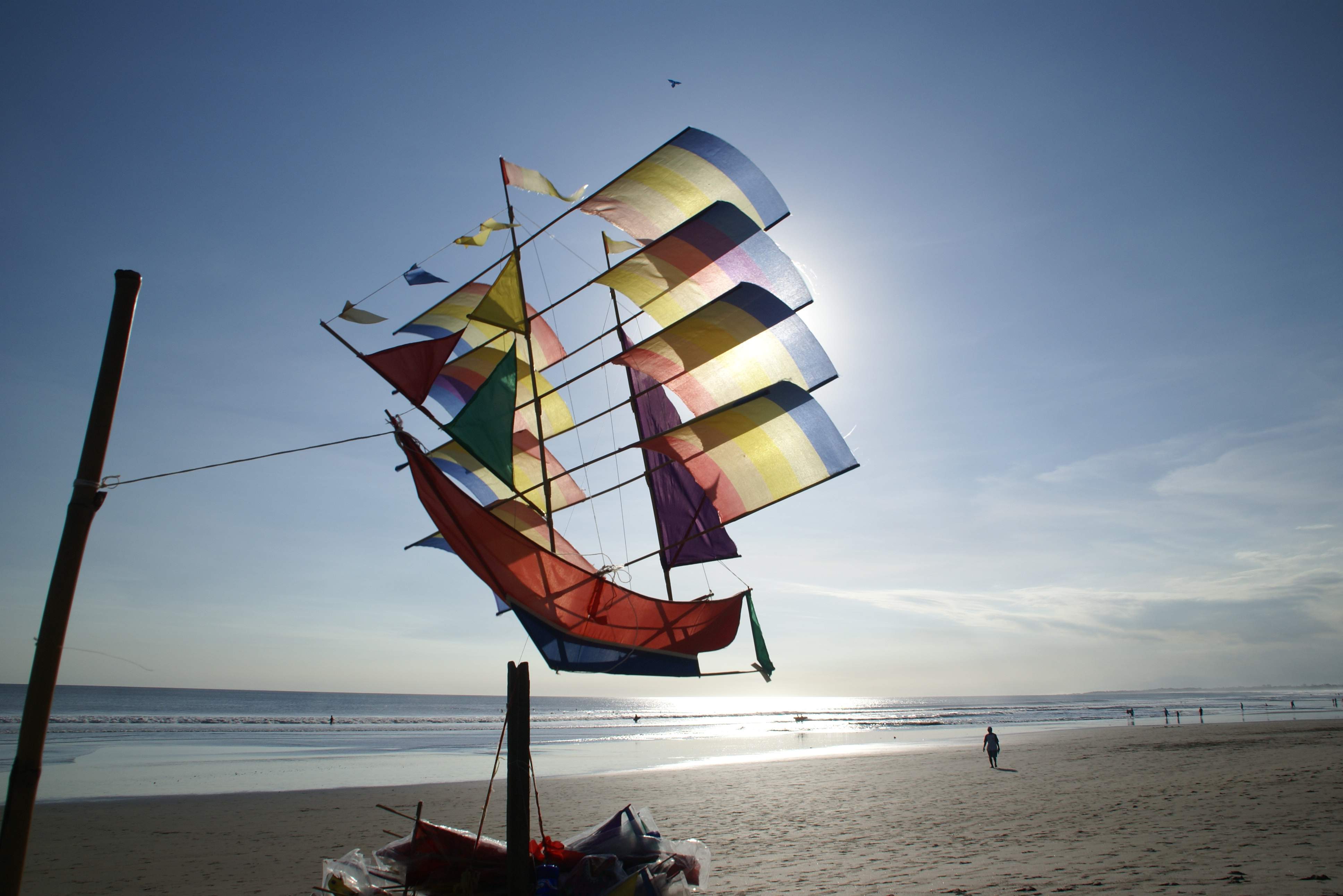 Vliegeren aan het strand van Legian op Bali