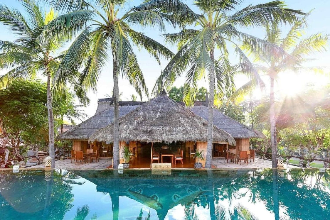 Zwembad van Novotel resort Sasak in Indonesie Lombok Kuta