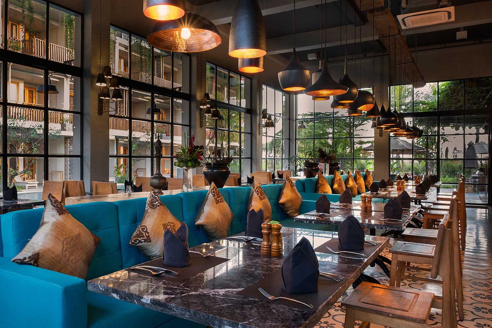 Bistro in The Haven Suite Berawa Hotel in Indonesie Bali Canggu