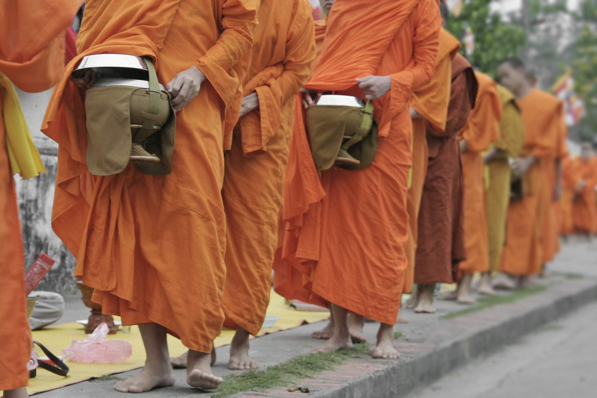 Aalmoezenronde van monniken in Thailand