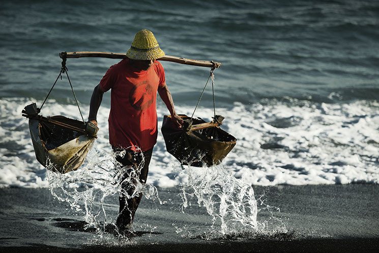 Lokale visser bij Candidasa op Bali