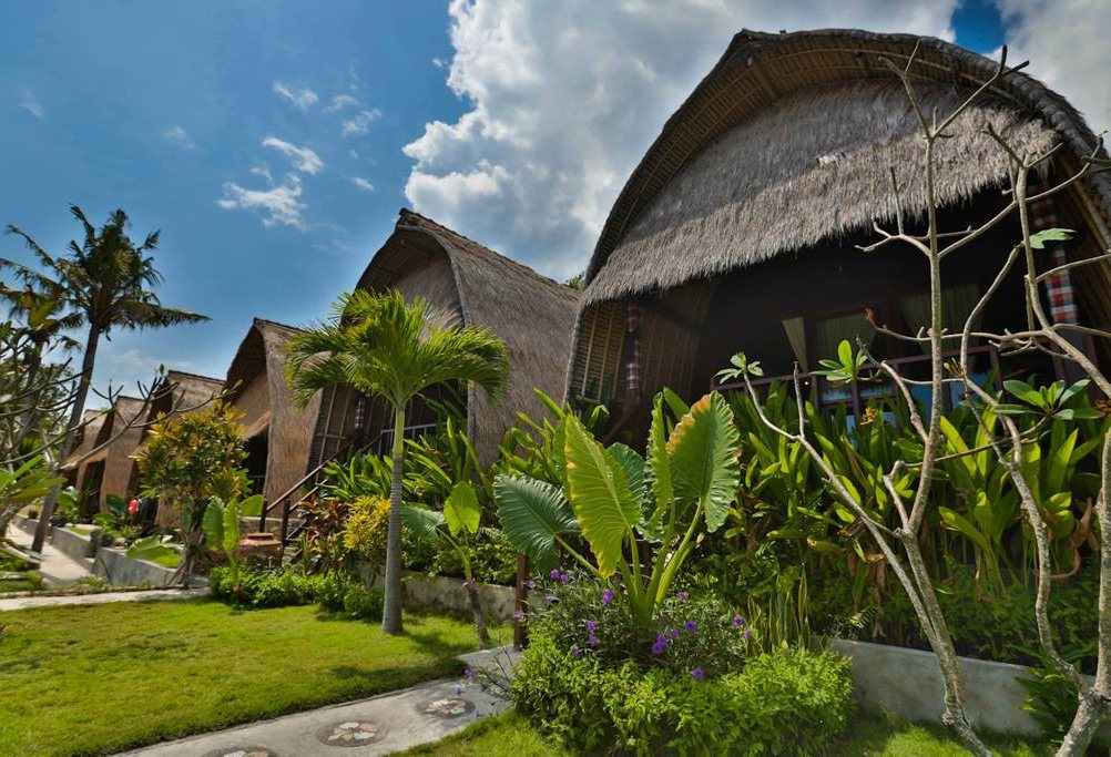 Tuin met lumbungs in Lembonang Sunset Coin Resort in Indonesie Bali Nusa