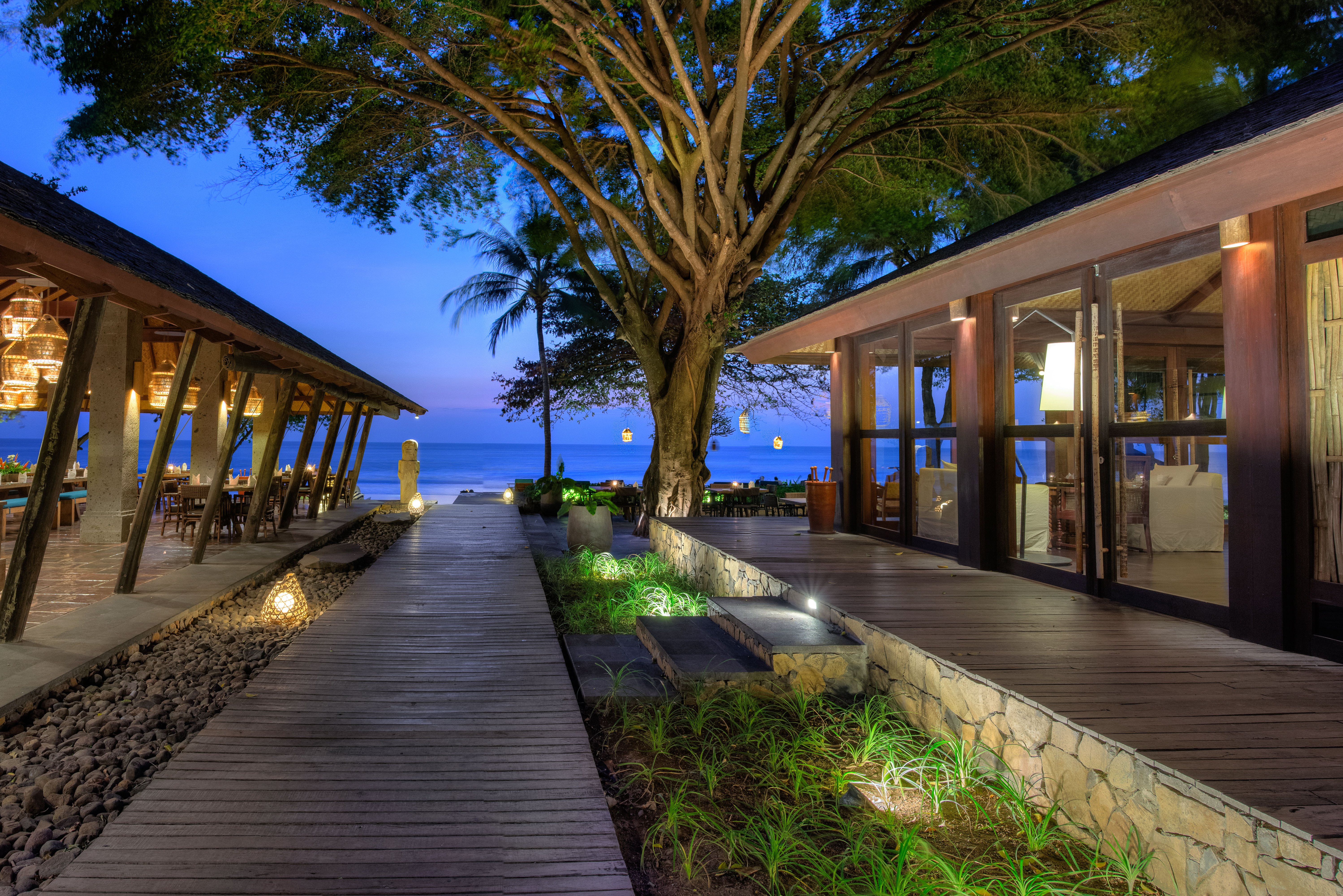 pad naar het strand van Senggigi Jeeva Klui Resort in Indonesie Lombok