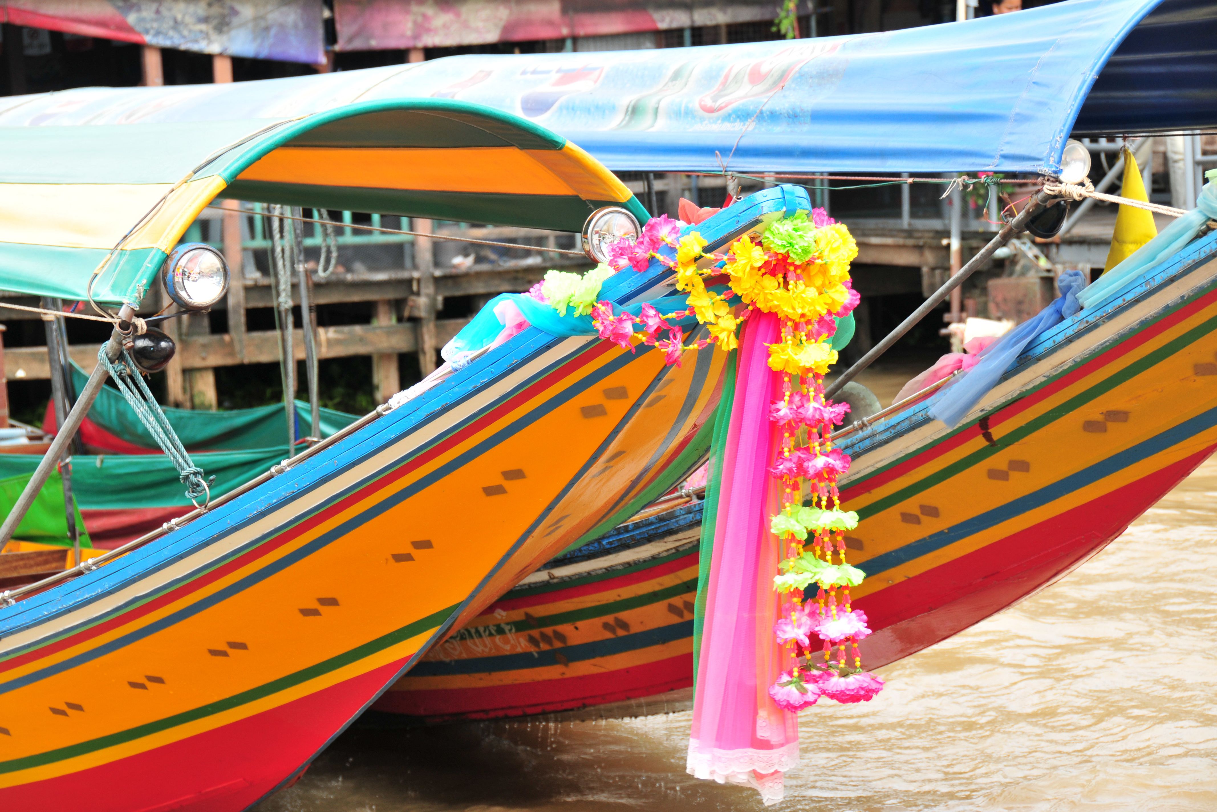 Longtailboten op de Chao Phraya rivier in Bangkok, Thailand