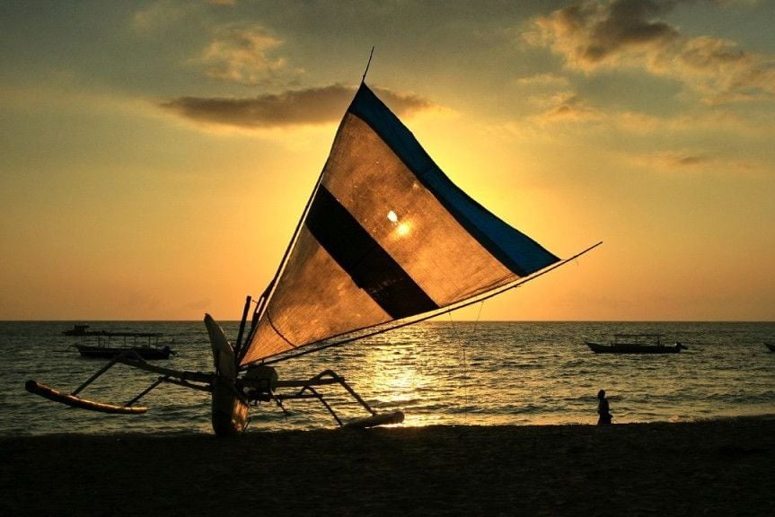 Traditionele boot bij zonsondergang op Lombok