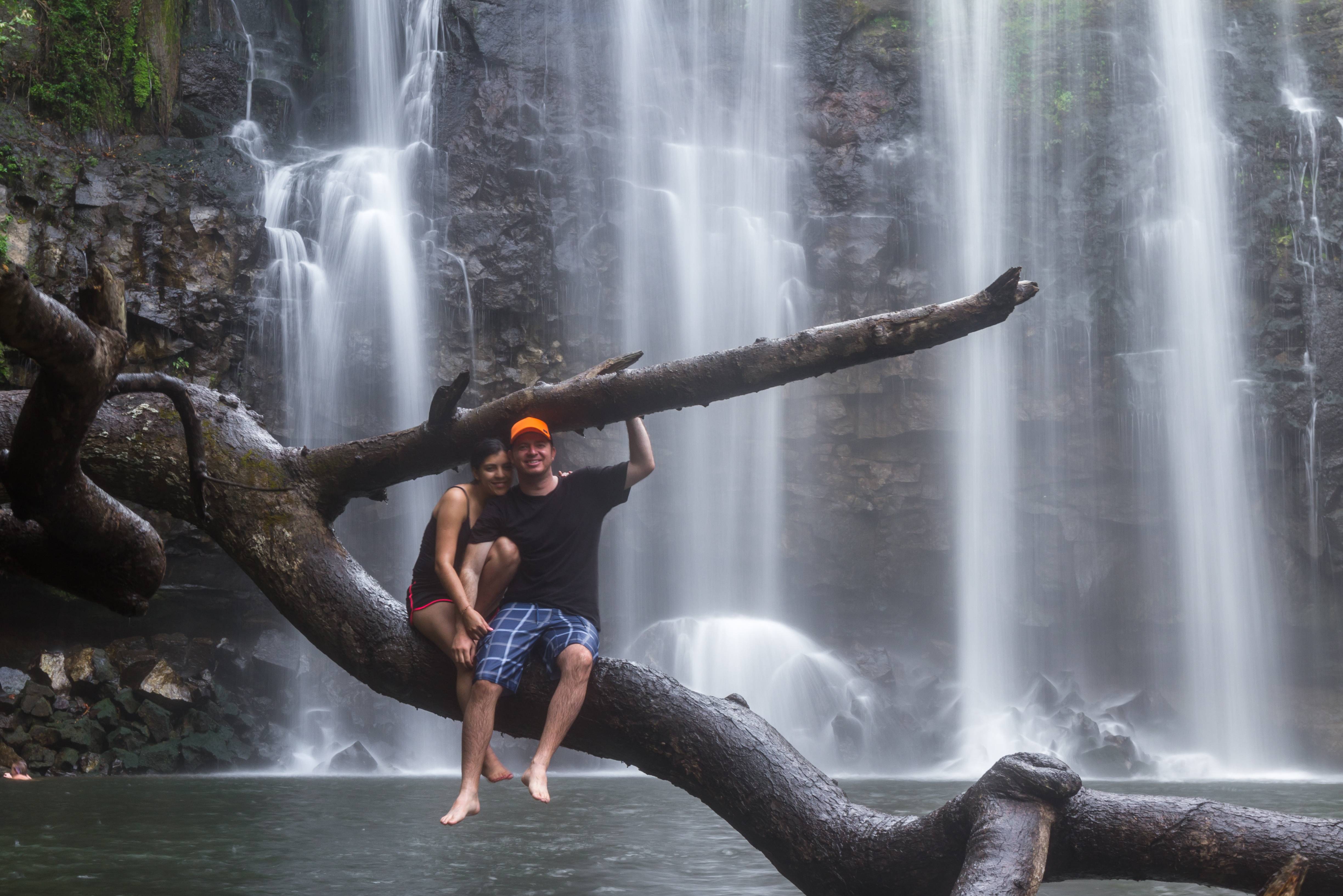 Costa-Rica-waterval-zitten-op-boom