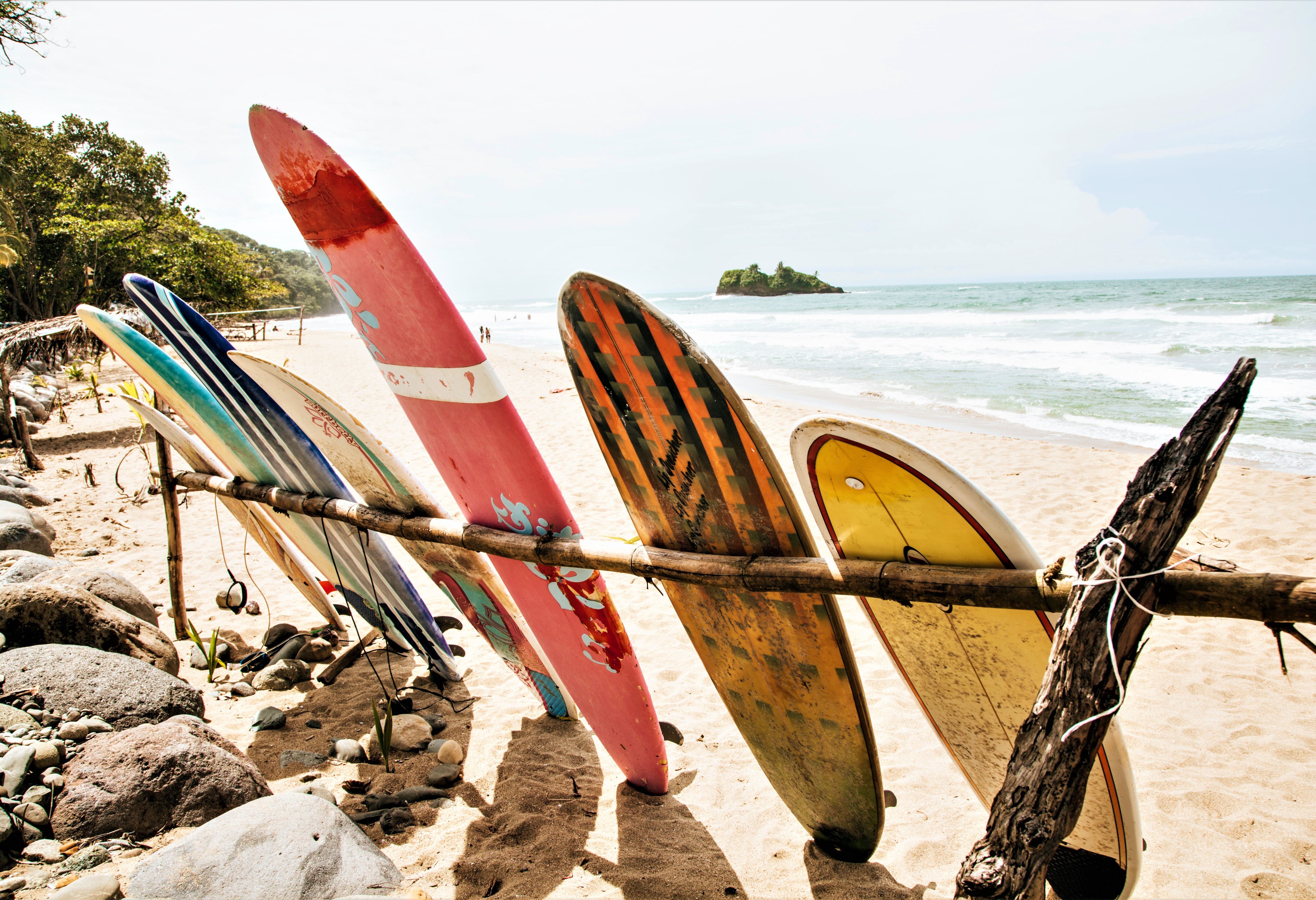 Surfplanken bij Puerto Viejo in Costa Rica