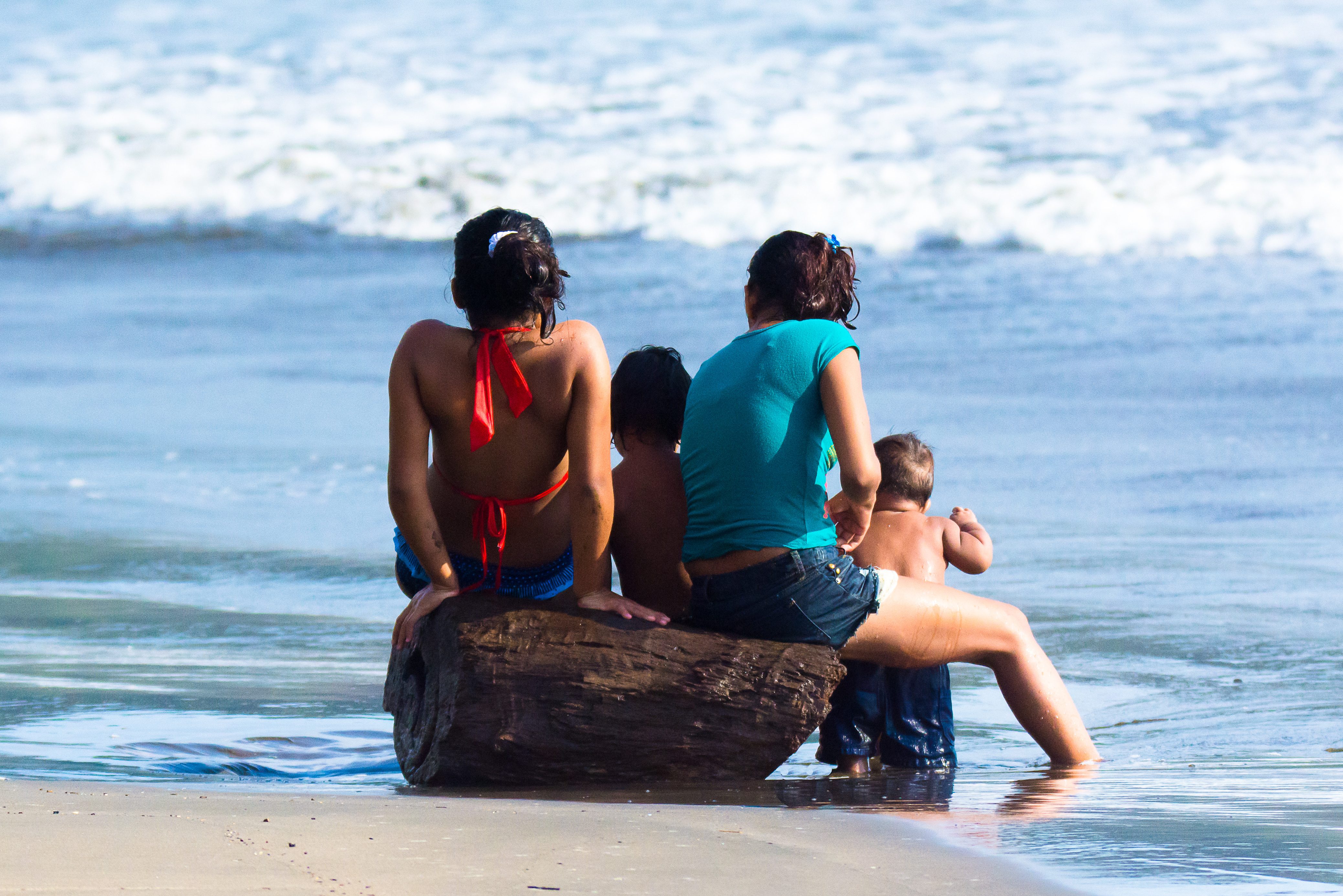 Familie op het strand in Costa Rica