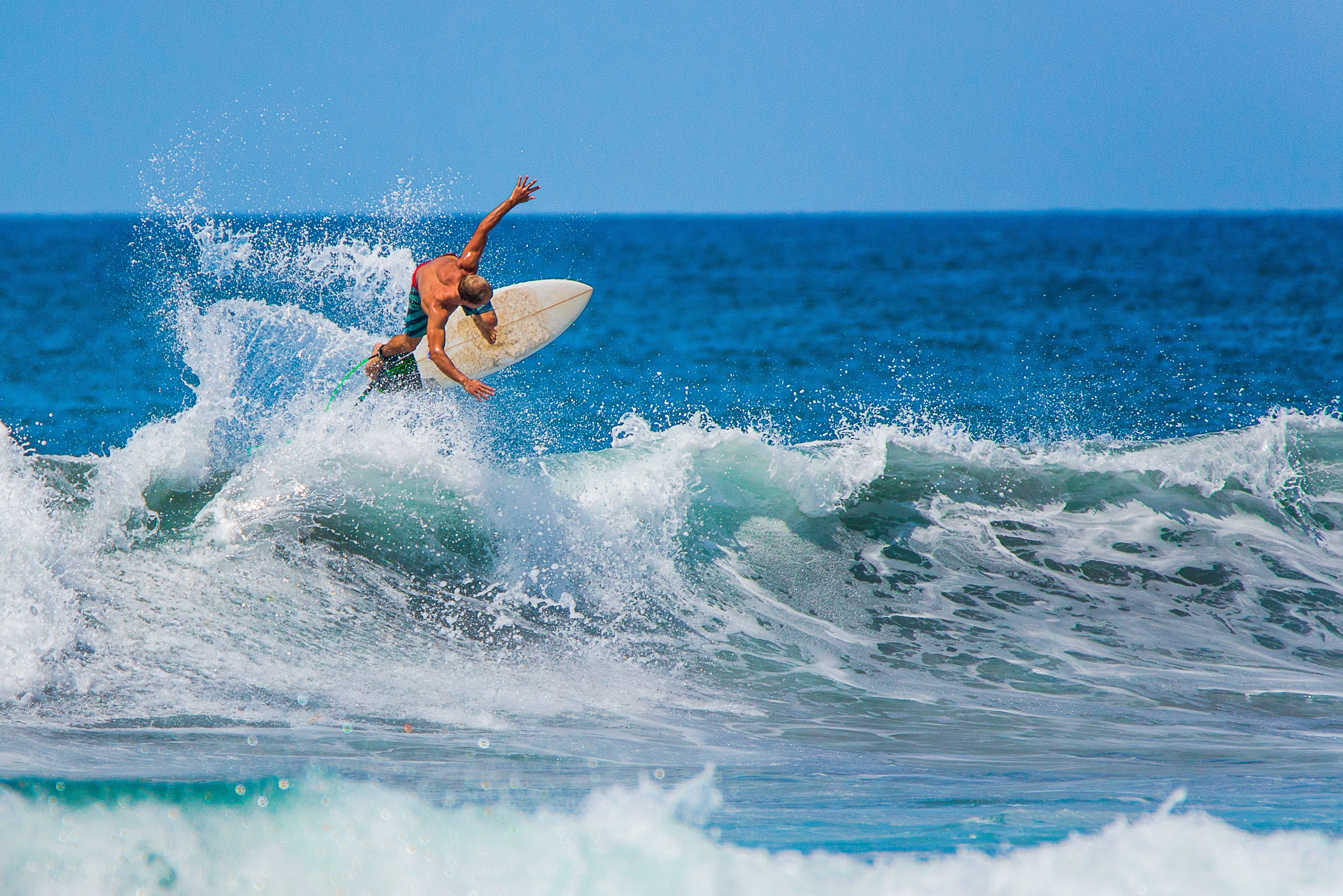 Surfen bij het strand van Santa Teresa in Costa Rica