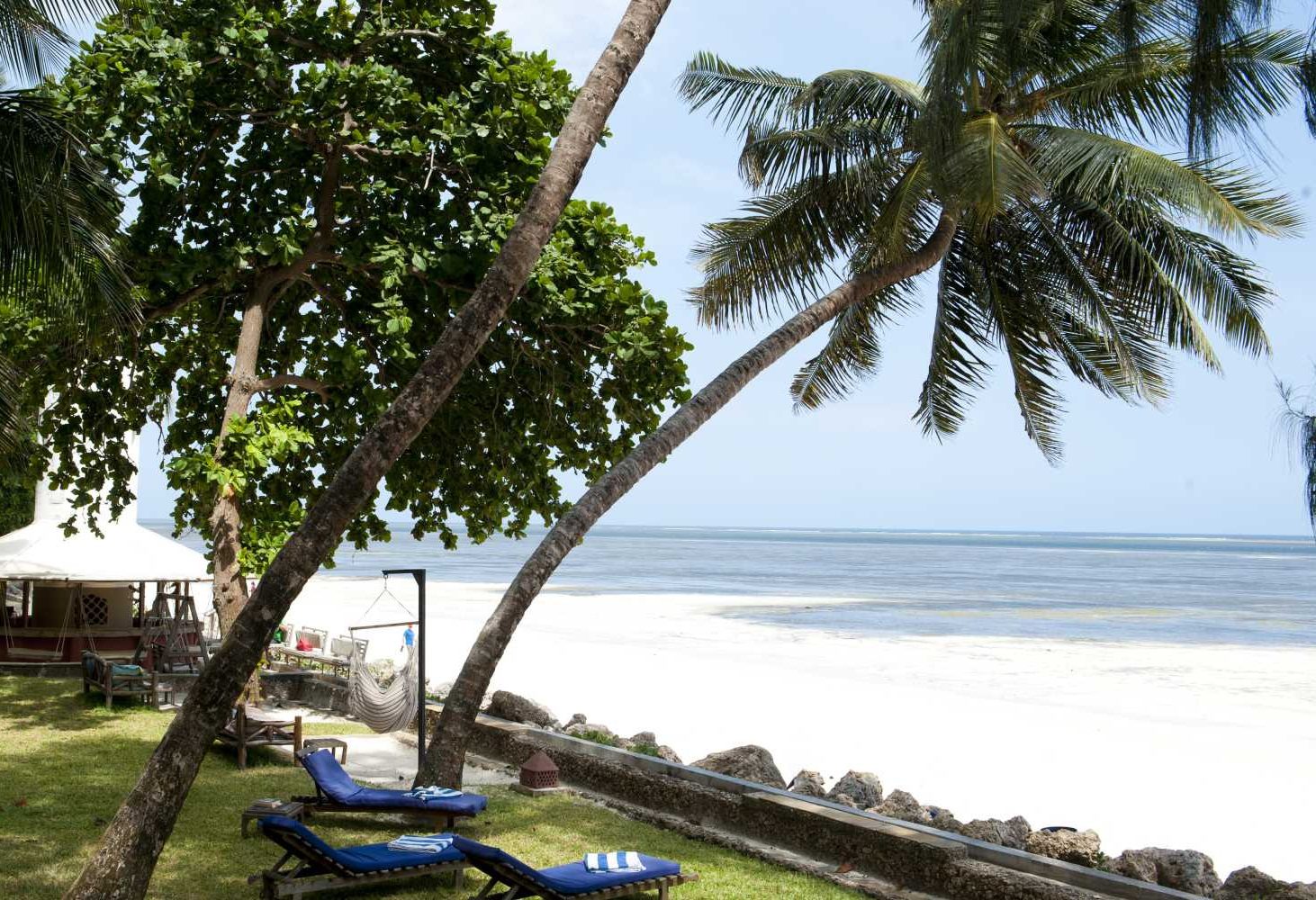 Genieten aan het strand van Bamburi Beach in Kenia