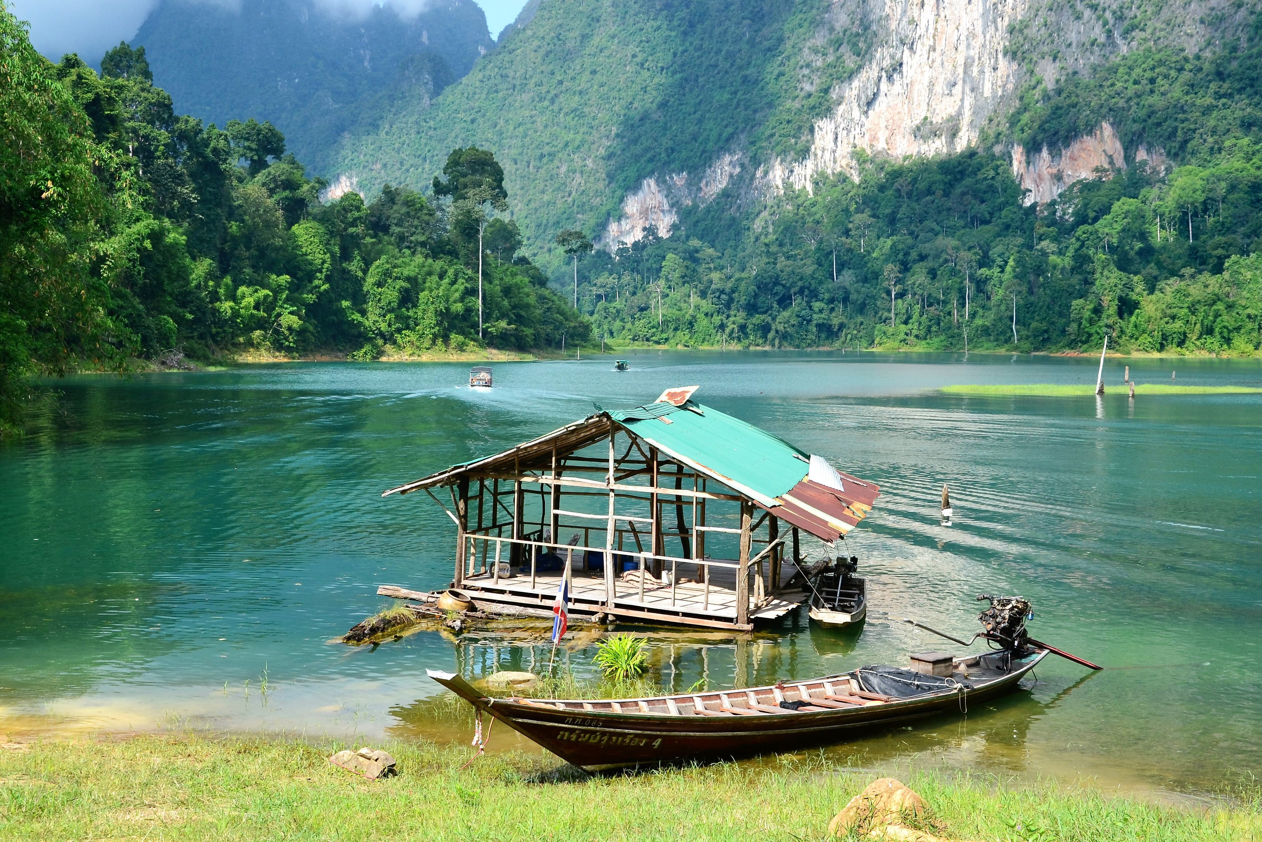 Cheow Lan Lake in het Khao Sok National Park in Thailand