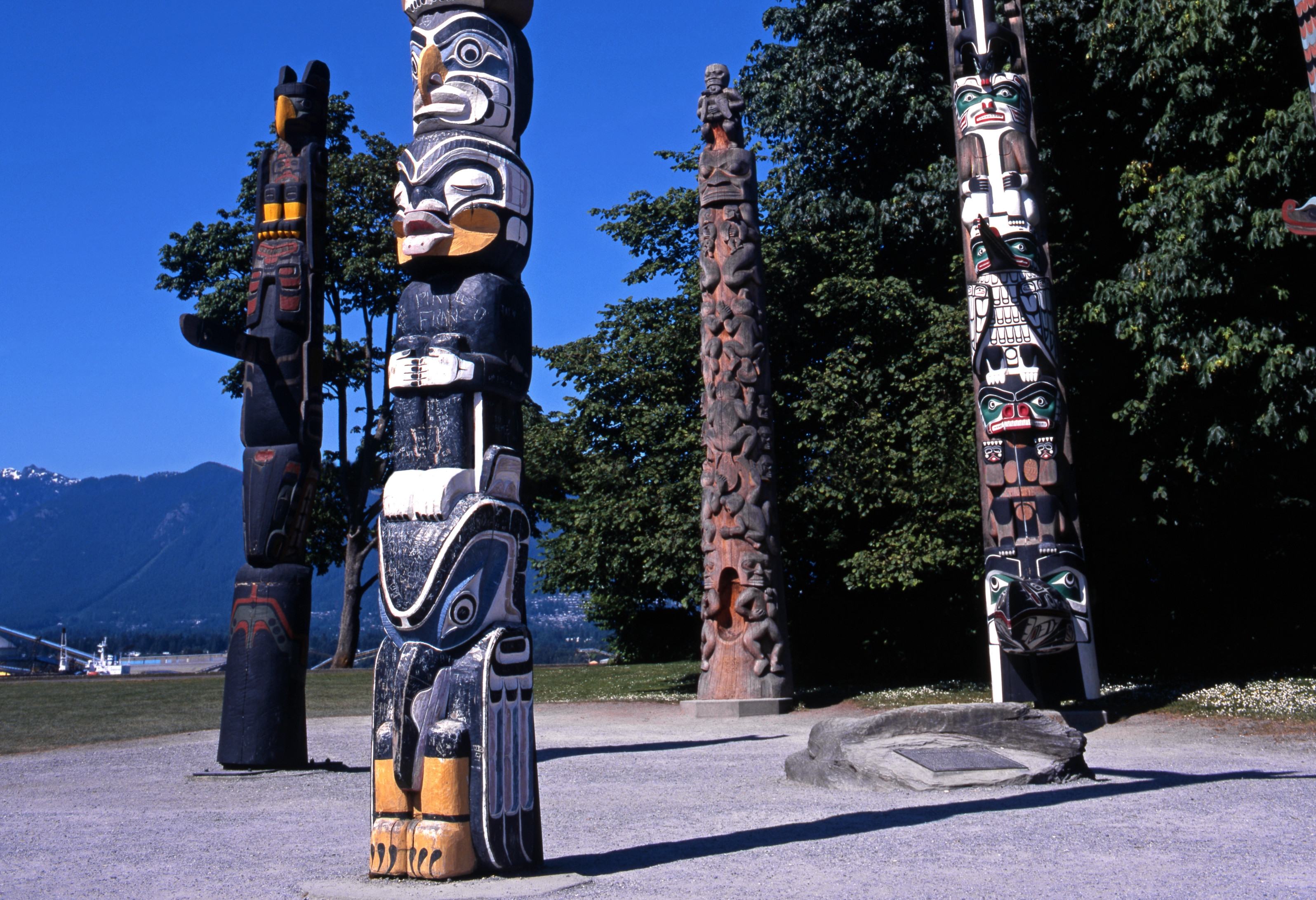 canada-vancouver-totempalen-in-stanley-park-van-noord-amerika-first-nations-indianen