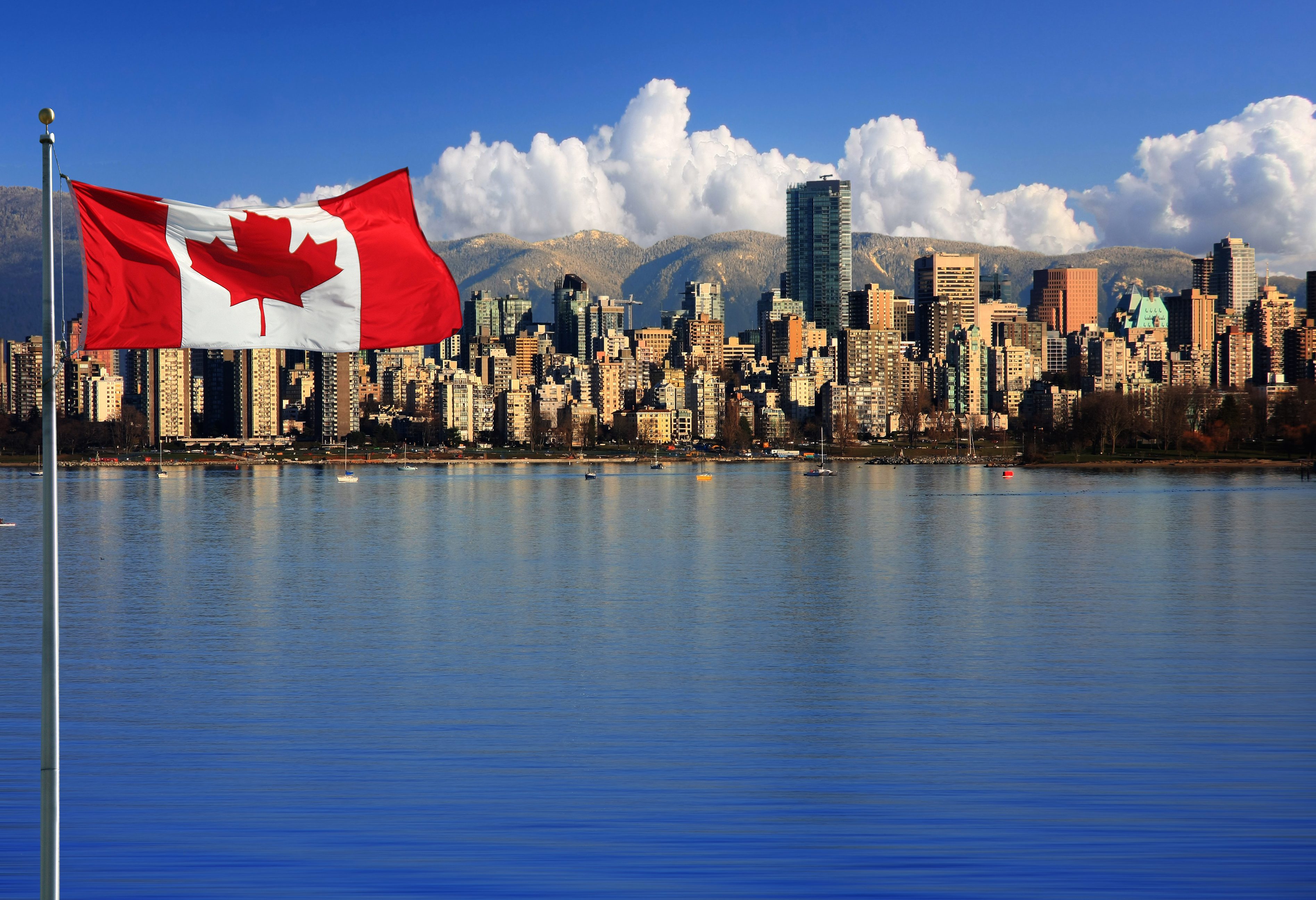 canada-vancouver-canadese-vlag-wappert-voor-skyline