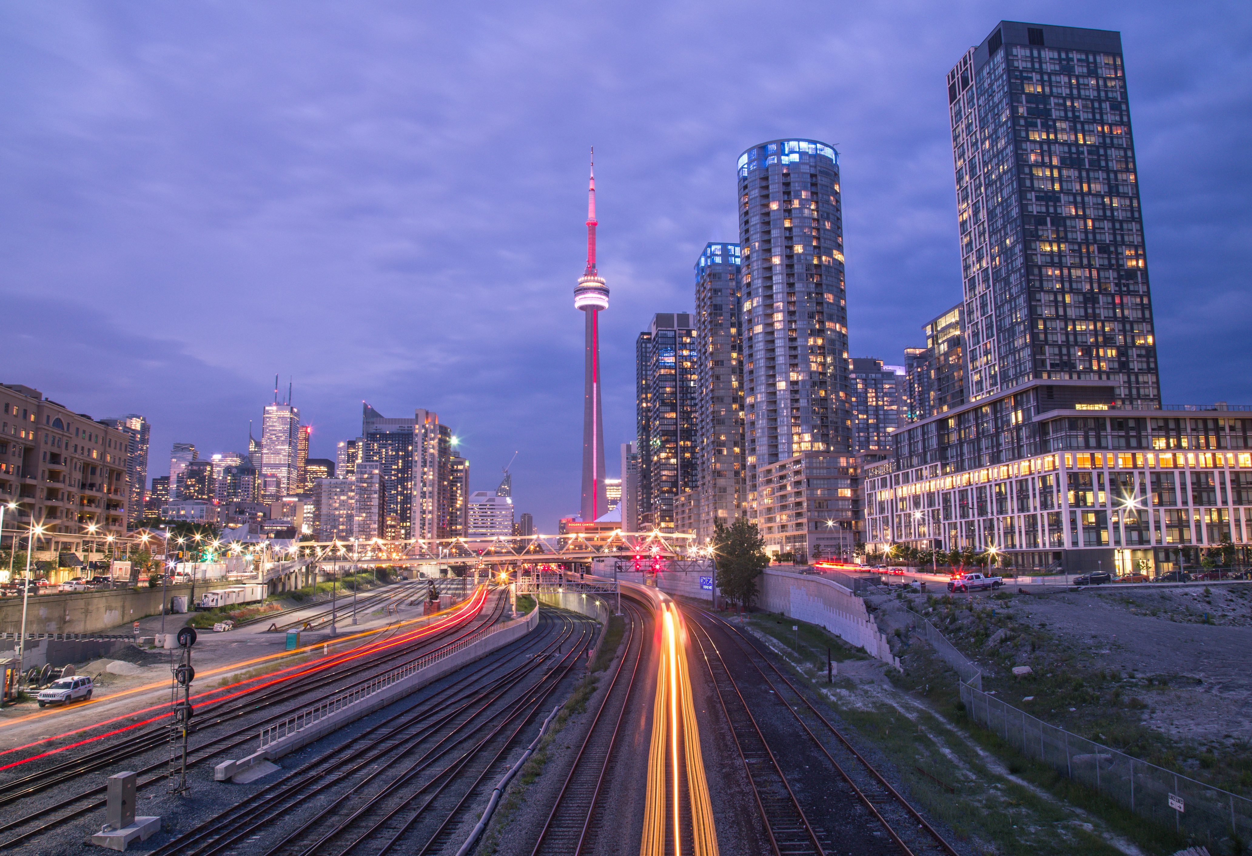 canada-toronto-downtown-skyline-met-het-treinstation