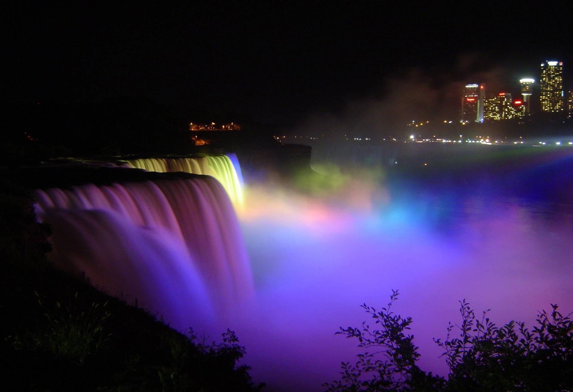 canada-niagara-falls-verlicht-in-de-avond