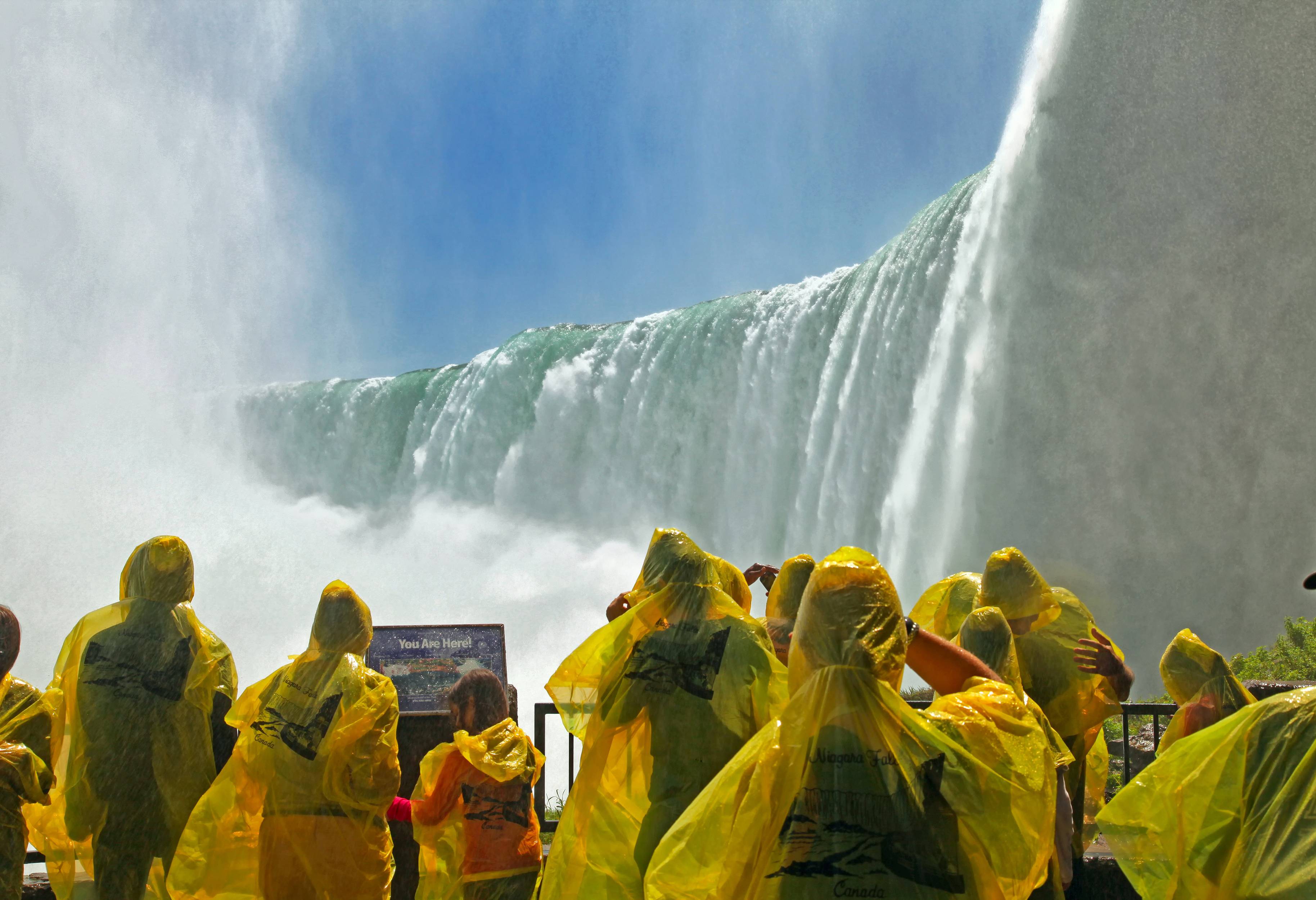 canada-niagara-falls-toeristen-bij-journey-behind-the-falls-platform-onderaan-de-horseshoe-fall