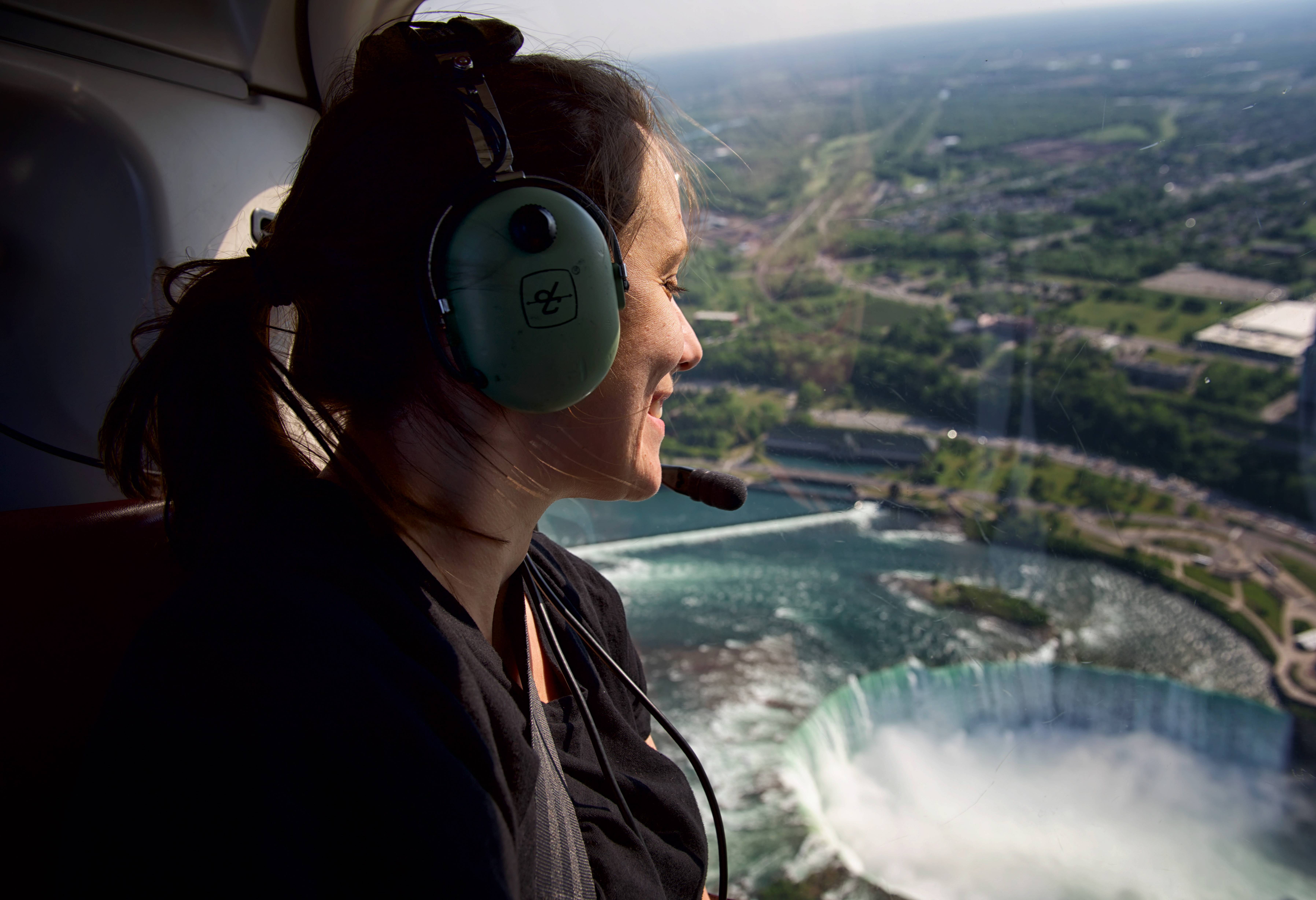 canada-niagara-falls-dame-kijkt-vanuit-de-helikoperter-destination-canada-jason-van-bruggen