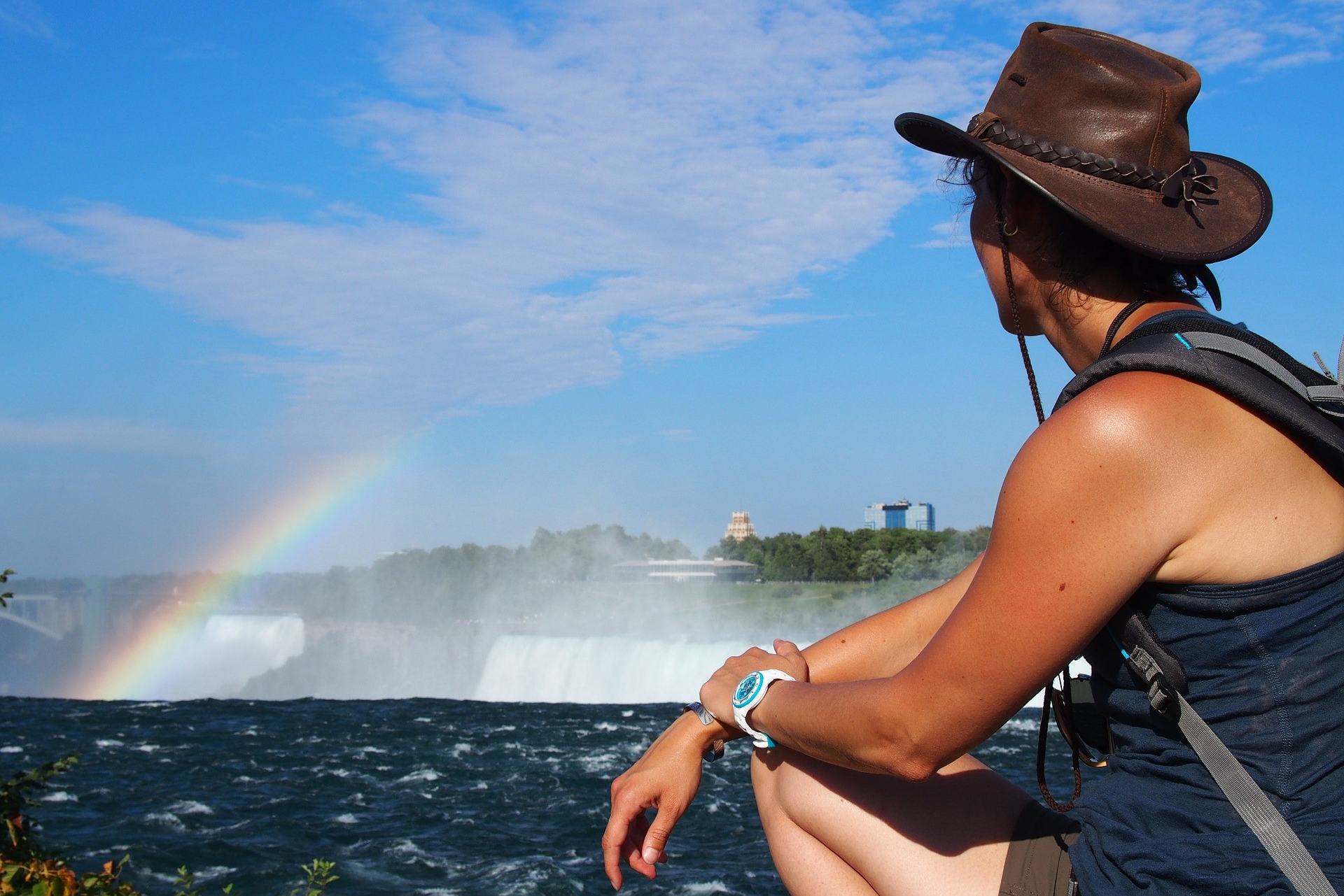 canada-niagara-falls-vrouw-geniet-van-uitzicht