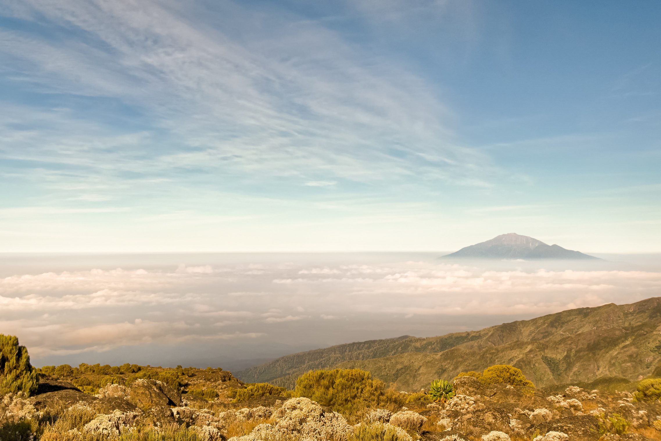 Uitzicht op Mount Meru vanaf Mount Kilimanjaro in Tanzania