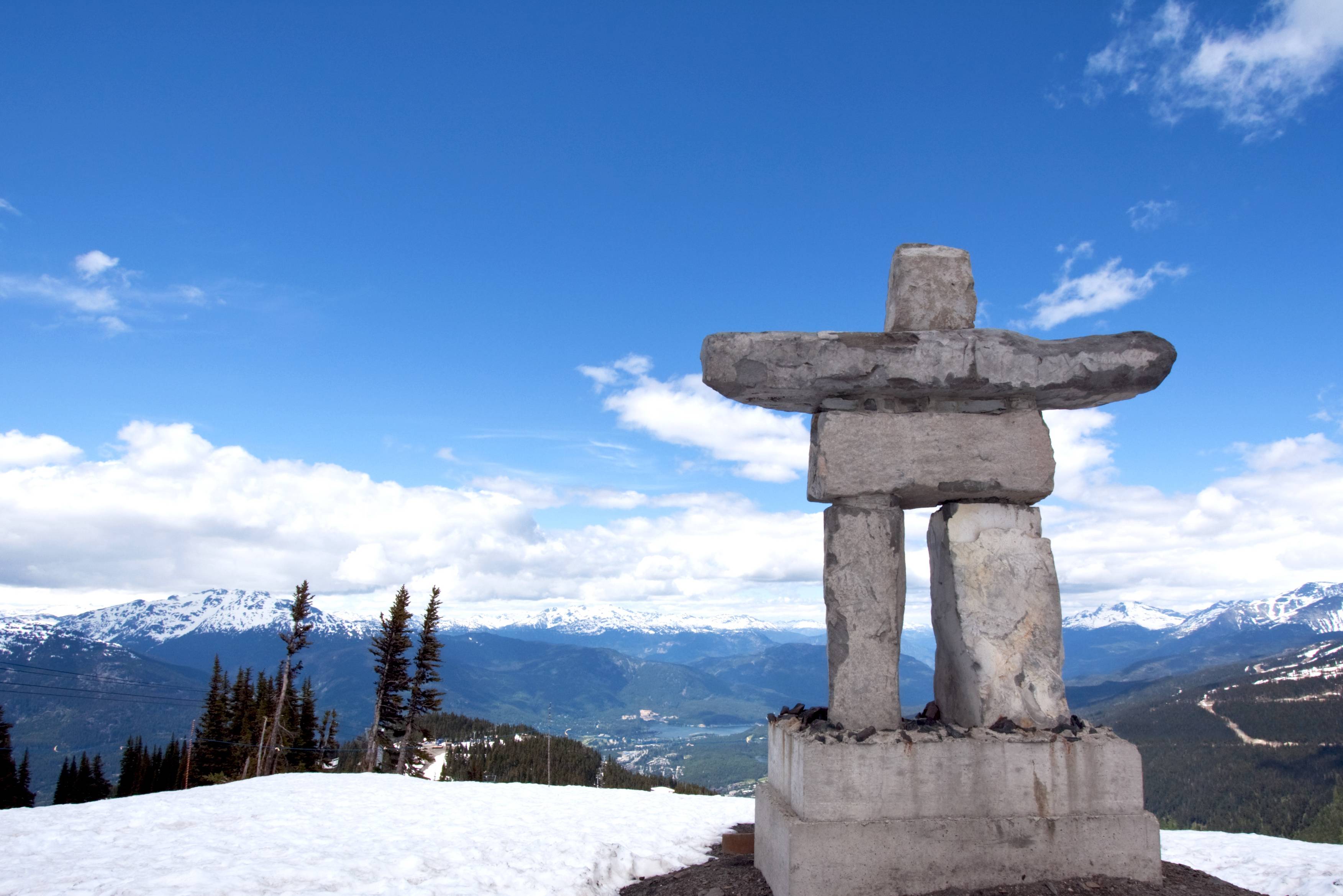 Inukshuk beeld op de top van Whistler Peak