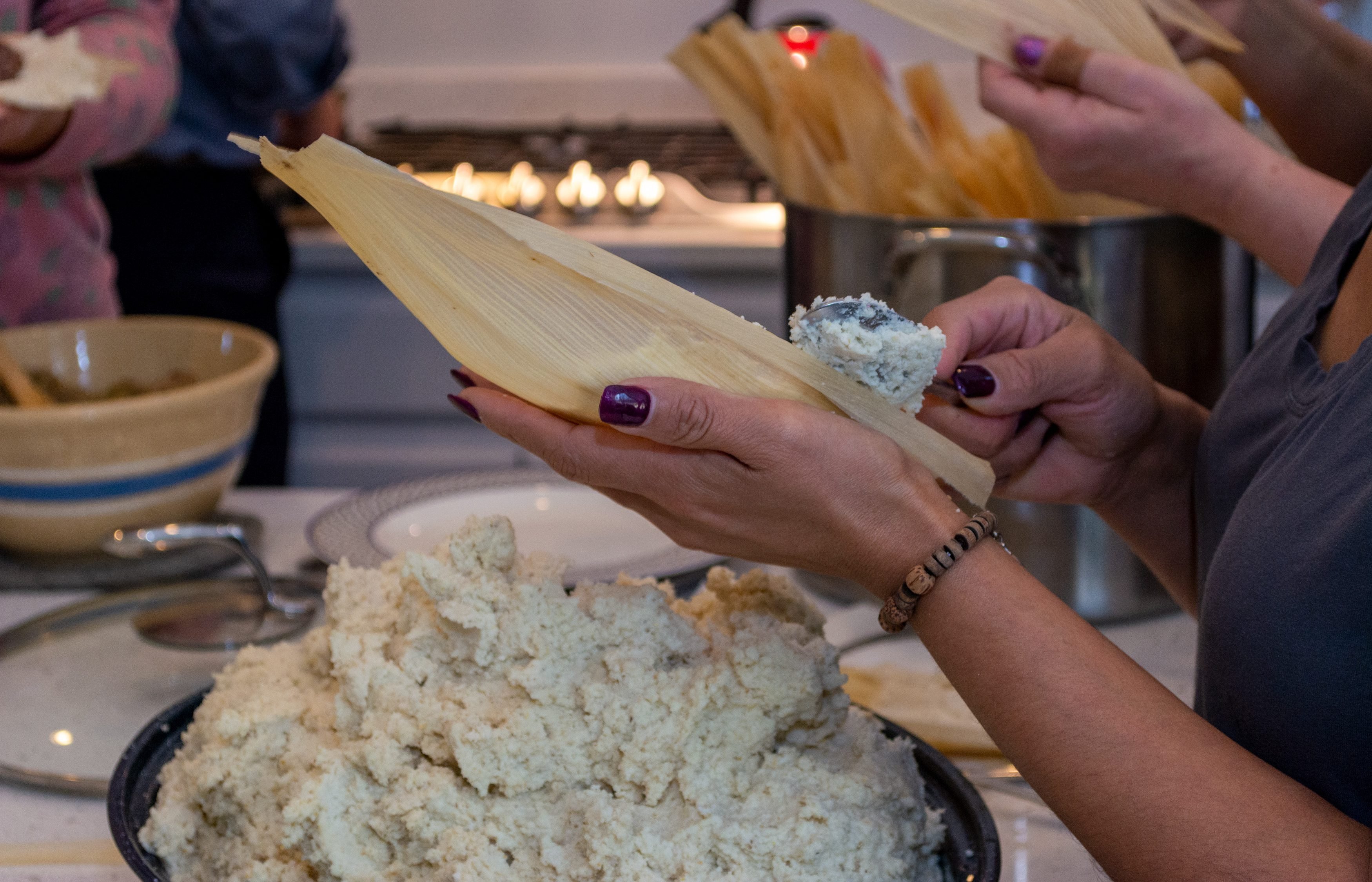 Kijken bij het maken van Mexicaanse tamales in Mexico