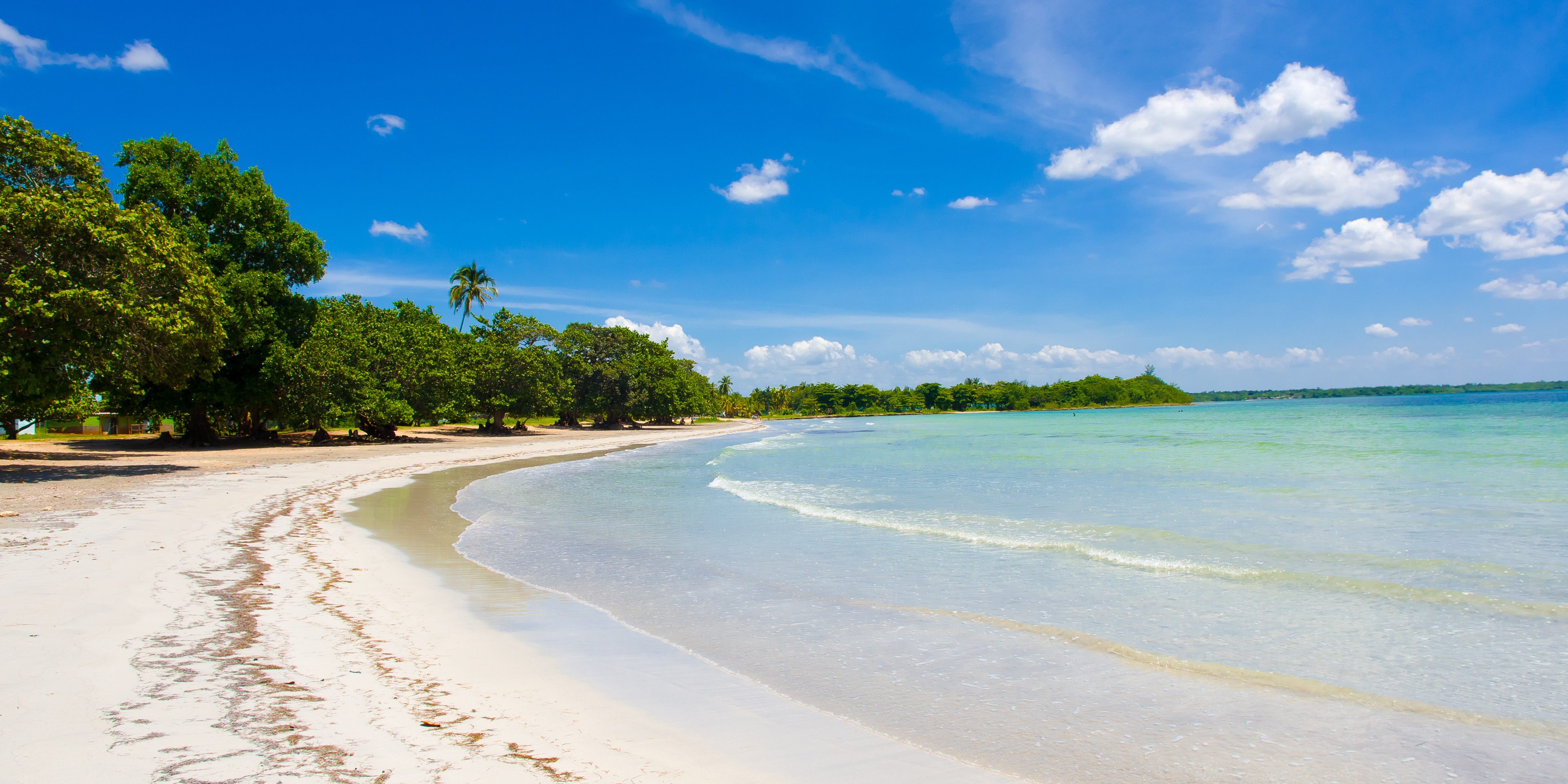 Het witte zandstrand van Varkensbaai, Cuba