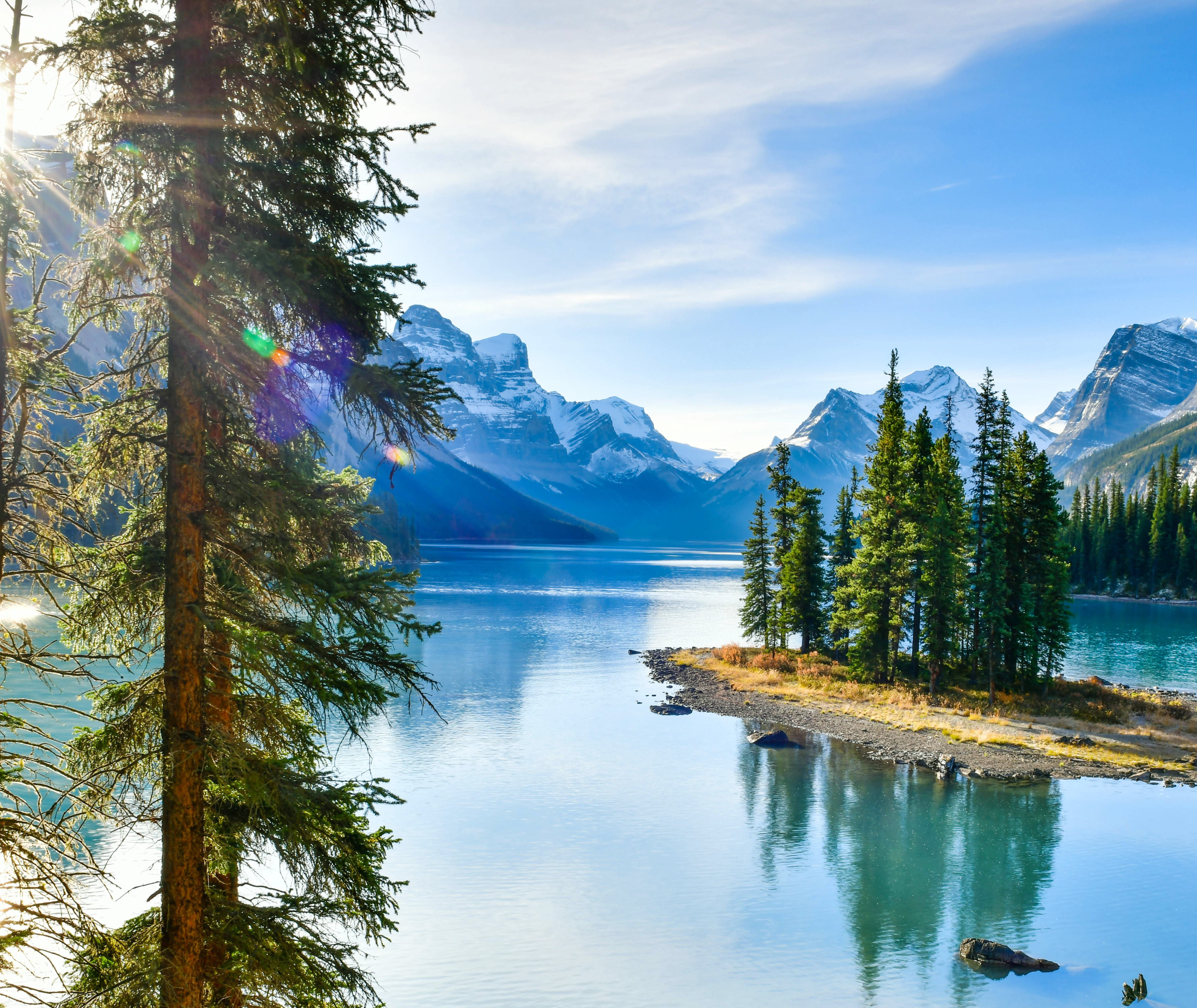 Het helderblauwe meer van Jasper, Canada