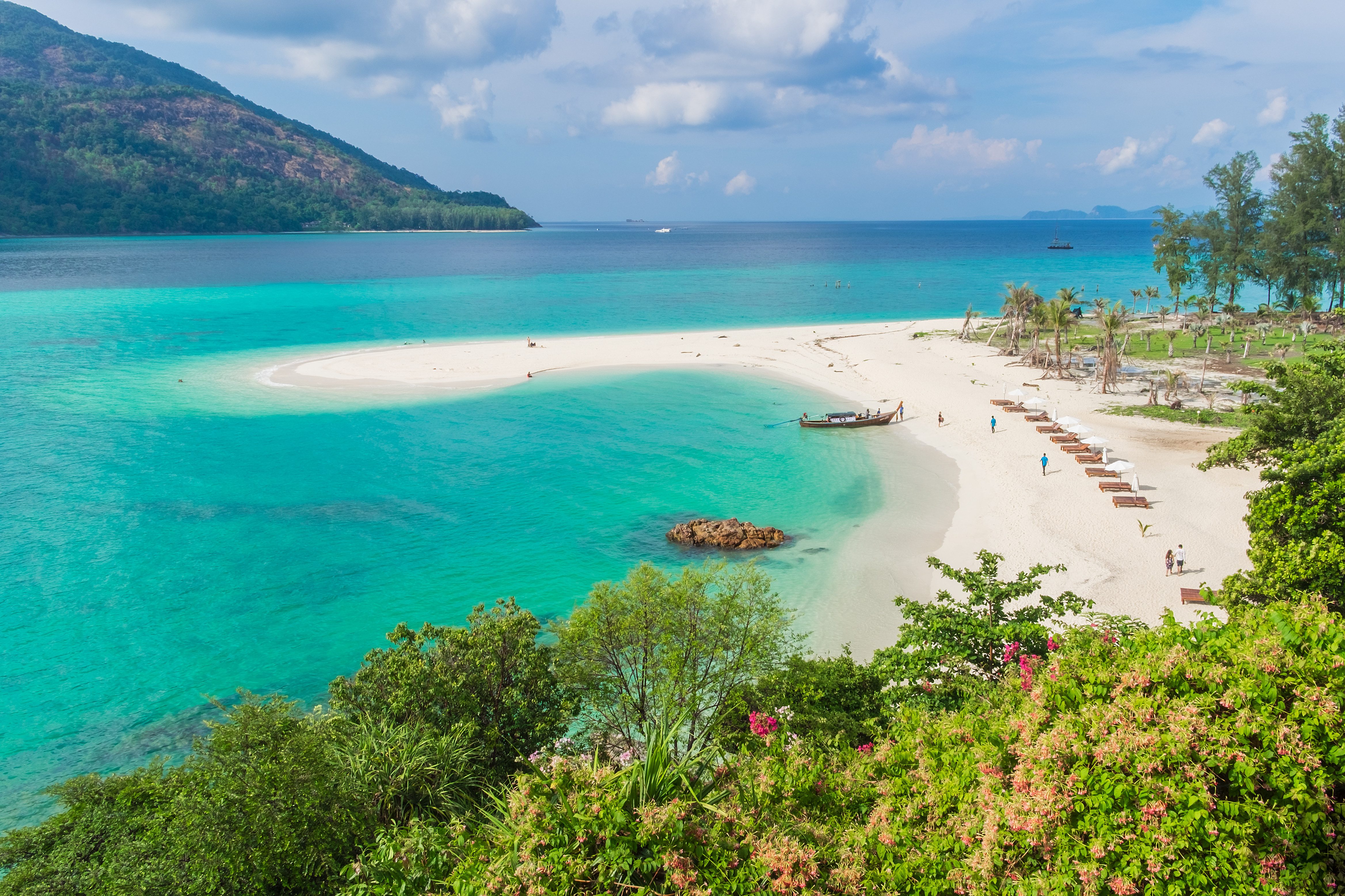 Het witte zandstrand en turquoise zeewater van Koh Lipe, Thailand