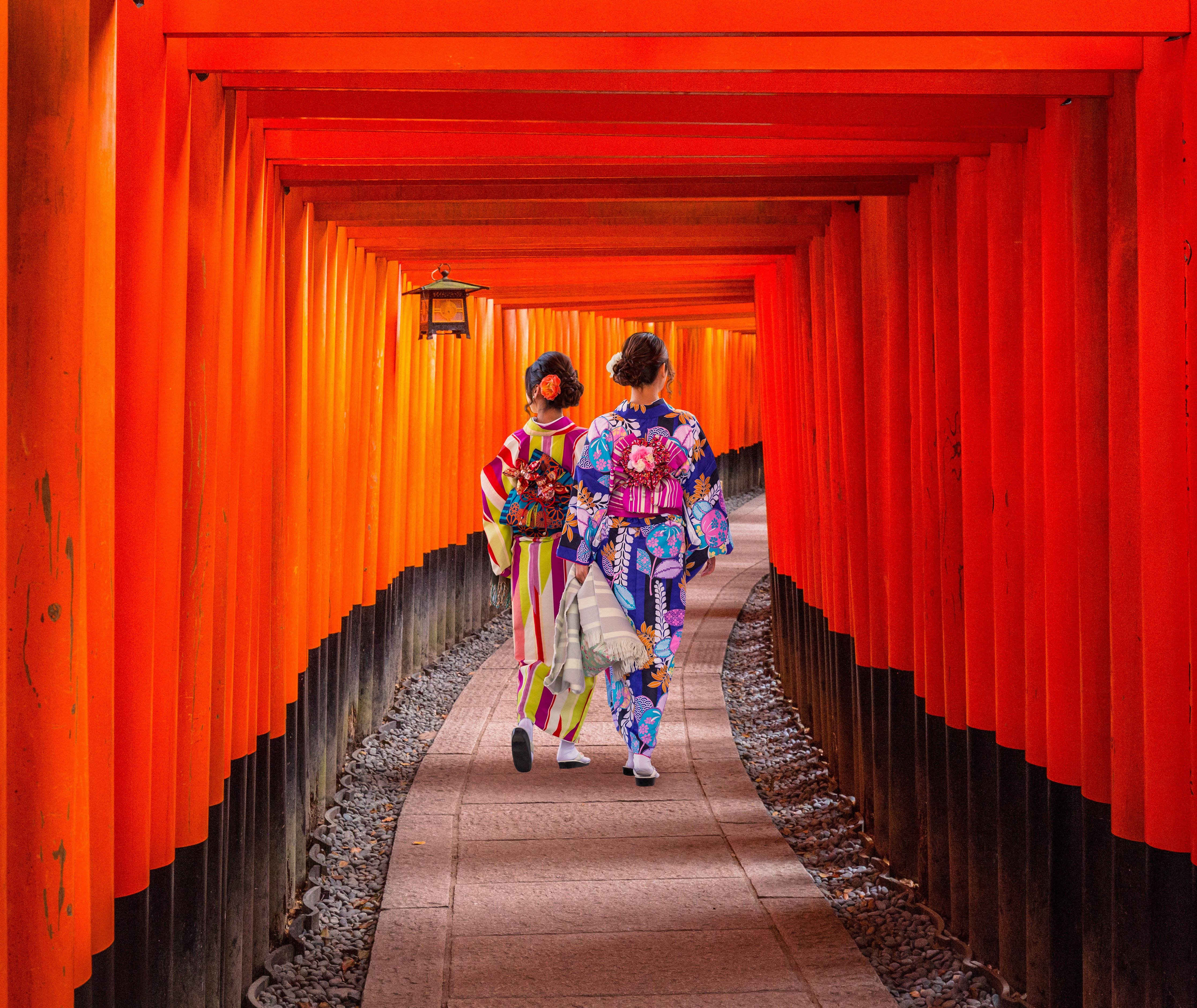 Wandelen door de torii-poorten van Fushimi Inari Shrine in Kyoto, Japan