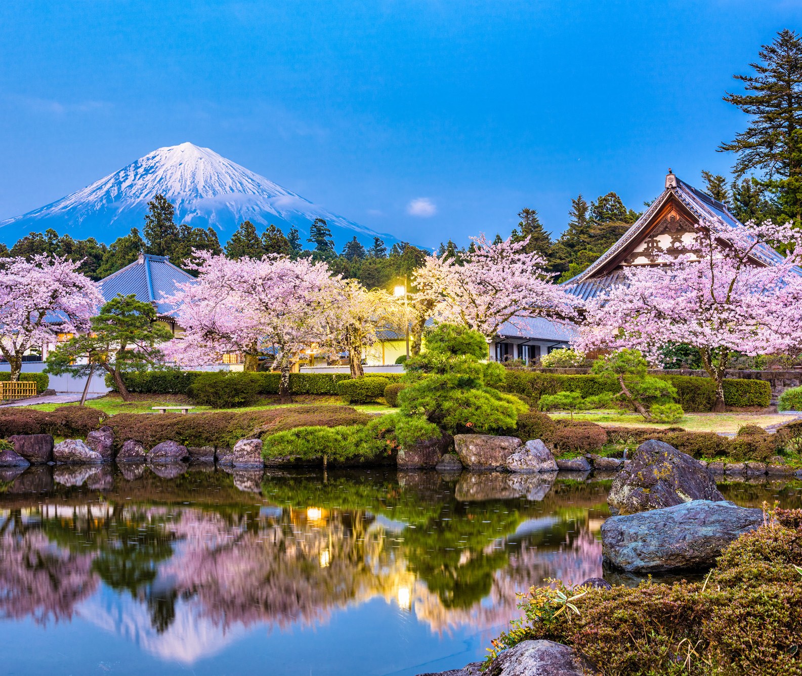 Mount Fuji domineert het voorliggende stadje in Japan