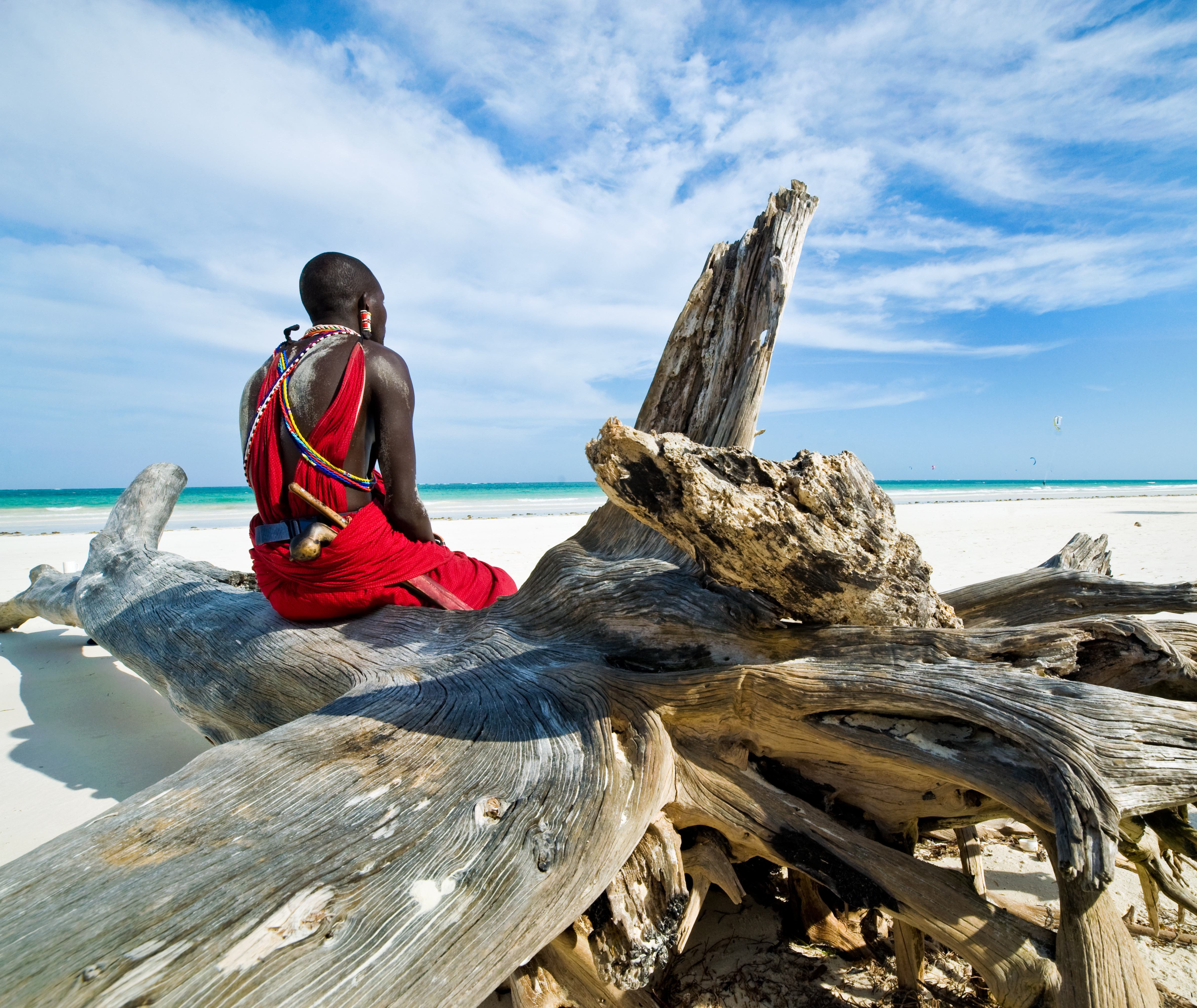 Een man op het strand van Mombasa, Kenia