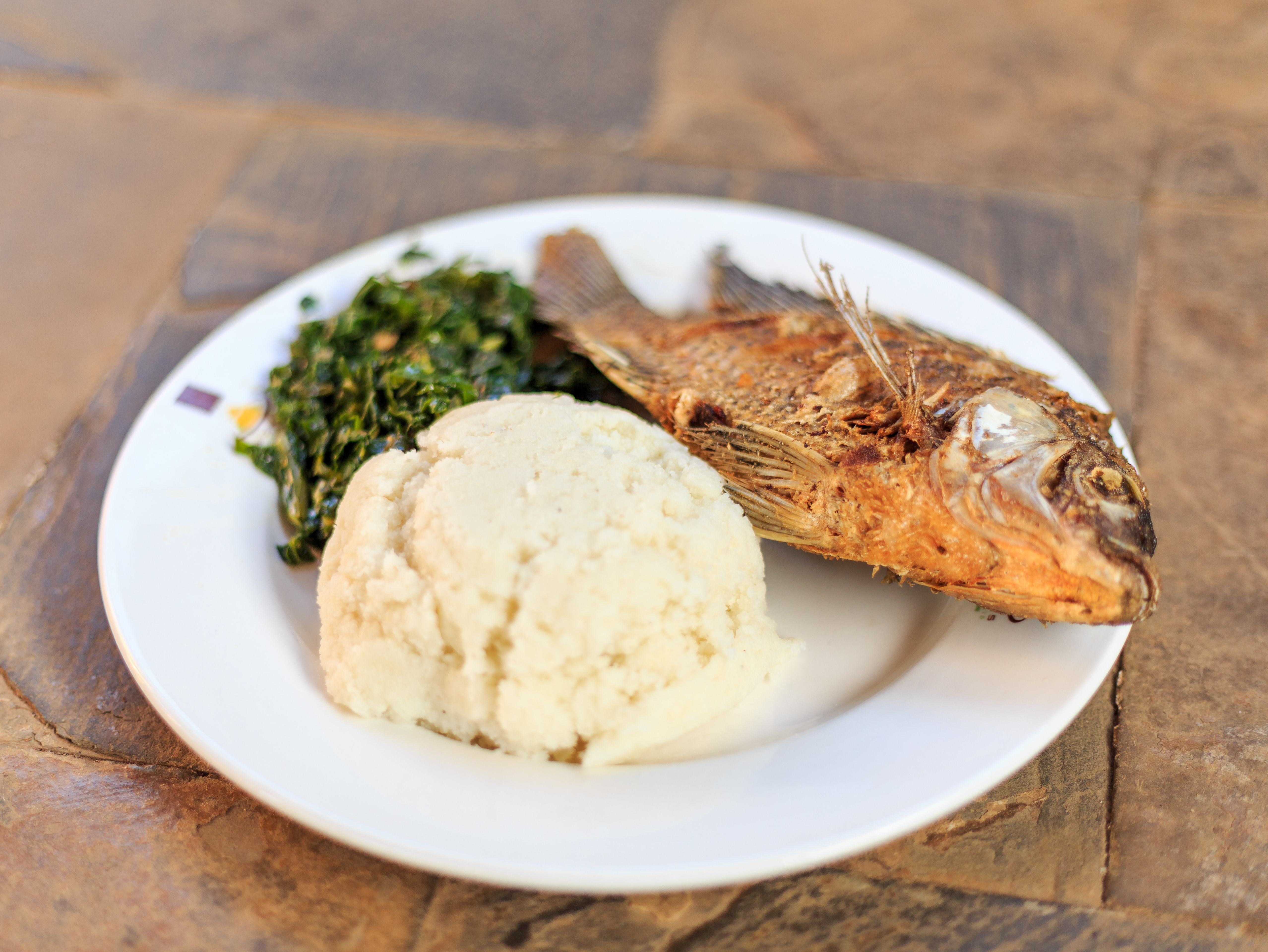Een Ugali-vis met groenten en rijst geserveerd in Kenia
