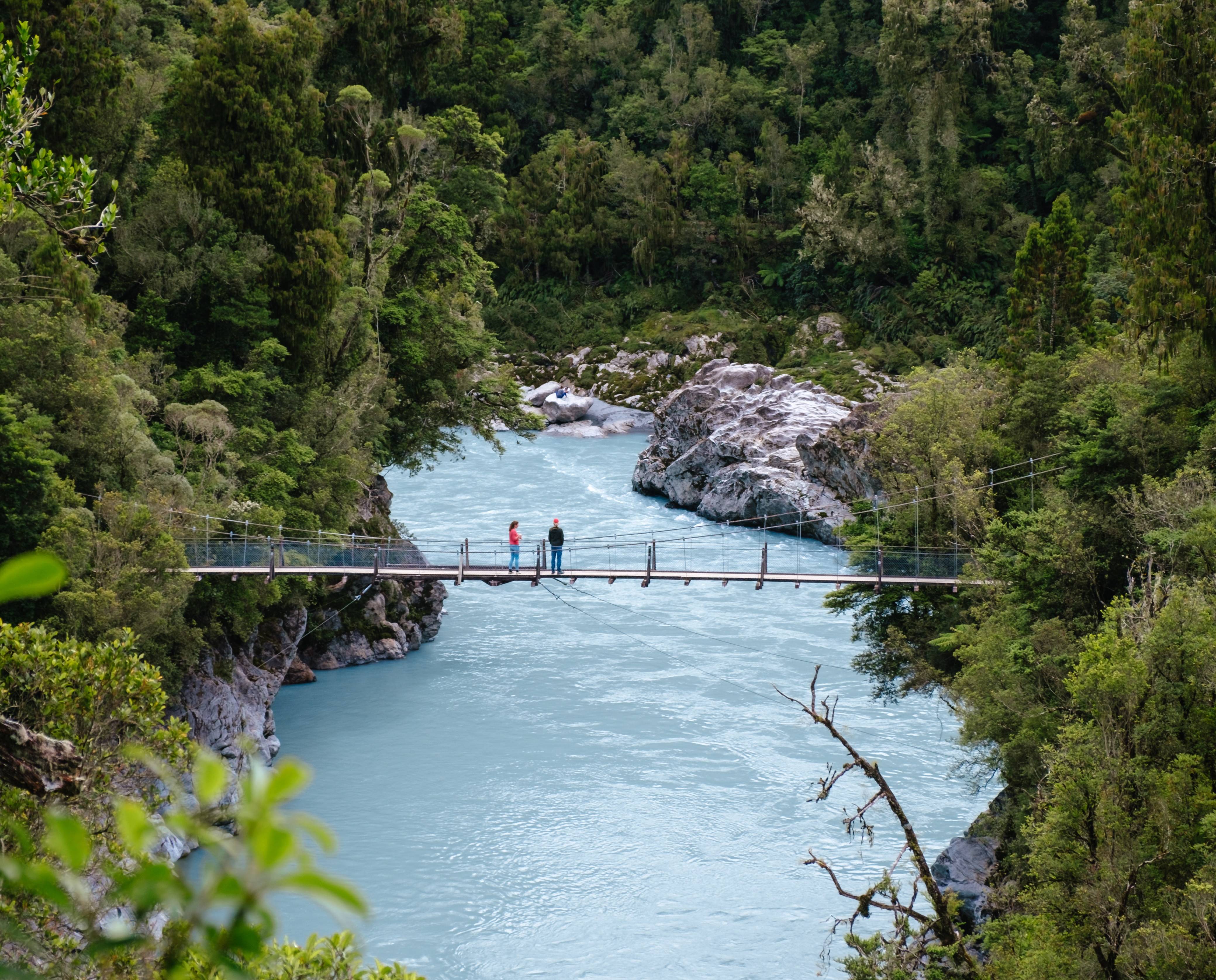 De hangbrug van Hokitika Gorge op het Zuidereiland, Nieuw-Zeeland