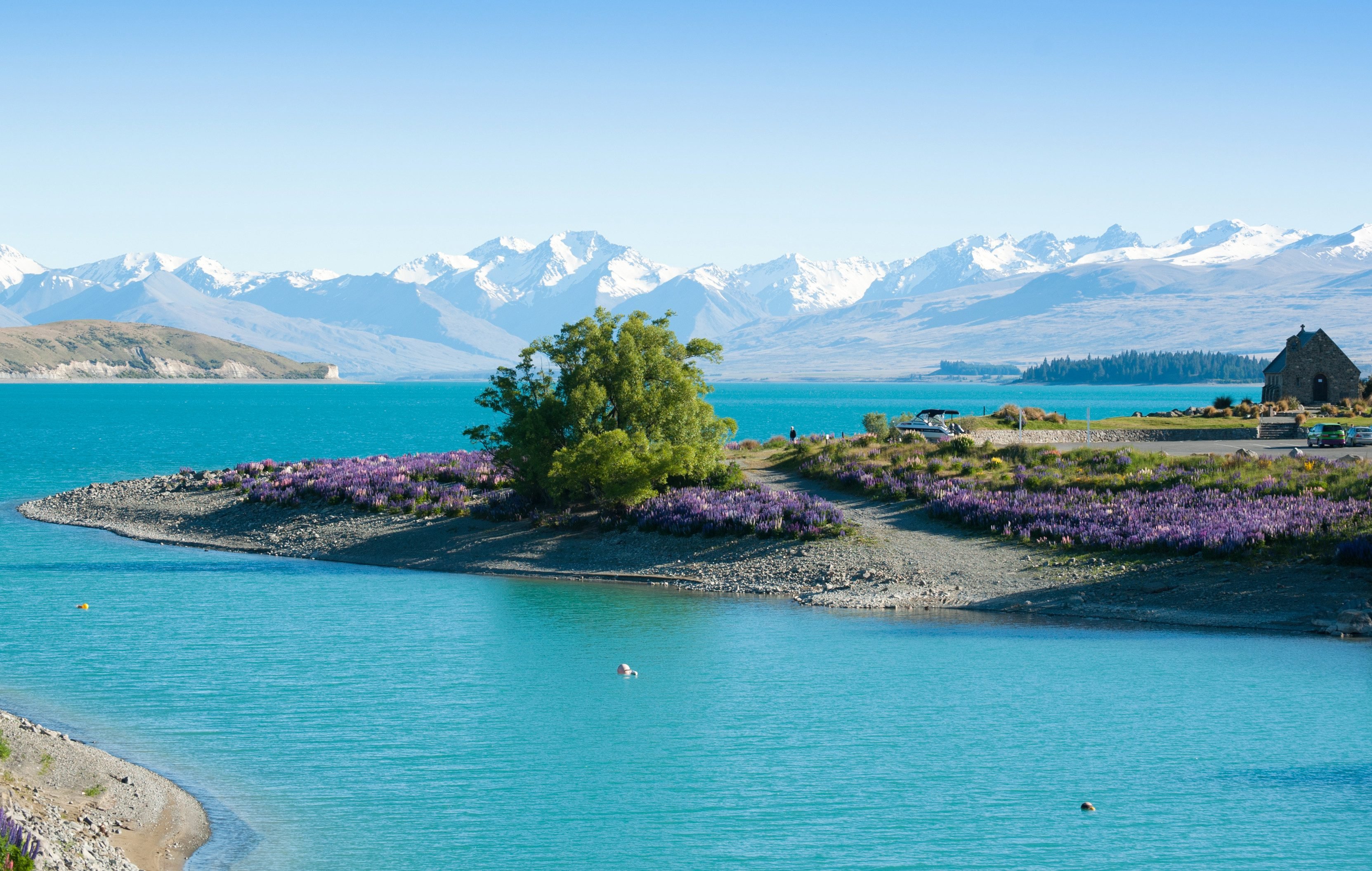 Het diepblauwe meer van Lake Tekapo op het Zuidereiland, Nieuw-Zeeland