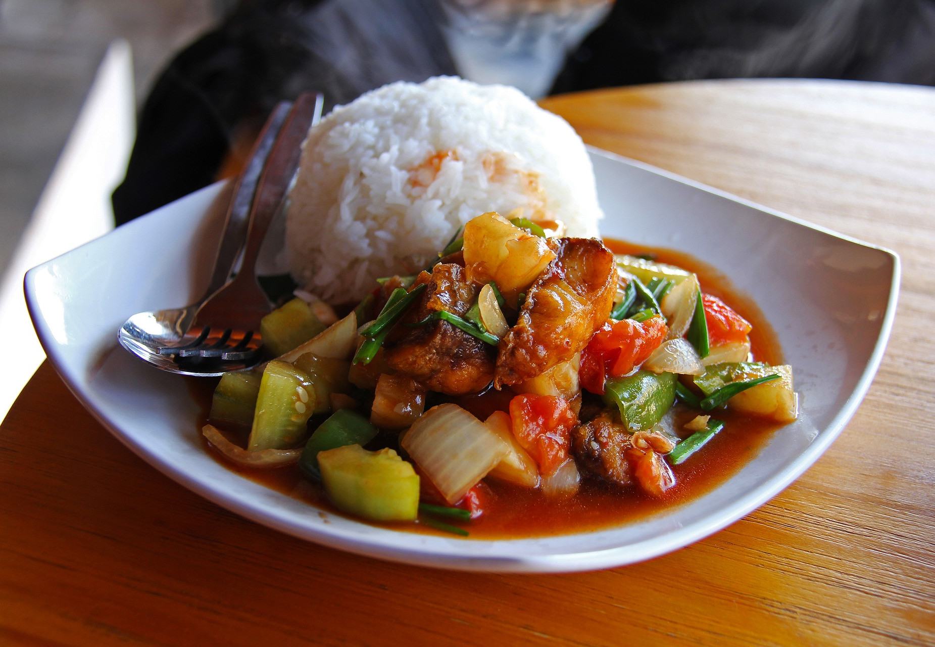 Een heerlijk Laotiaans gerecht met rijst en groenten