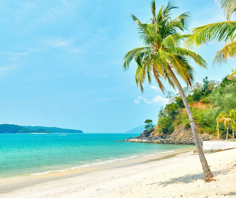 Het witte zandstrand van Langkawi, Maleisie