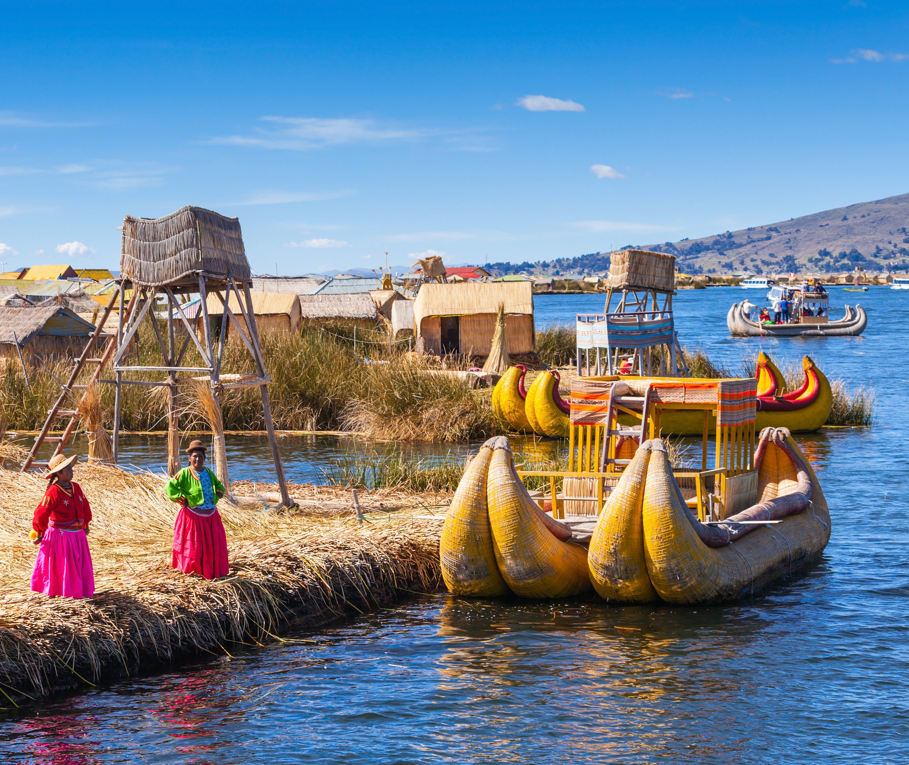 De drijvende Uros-eilanden op het Titicacameer, Peru