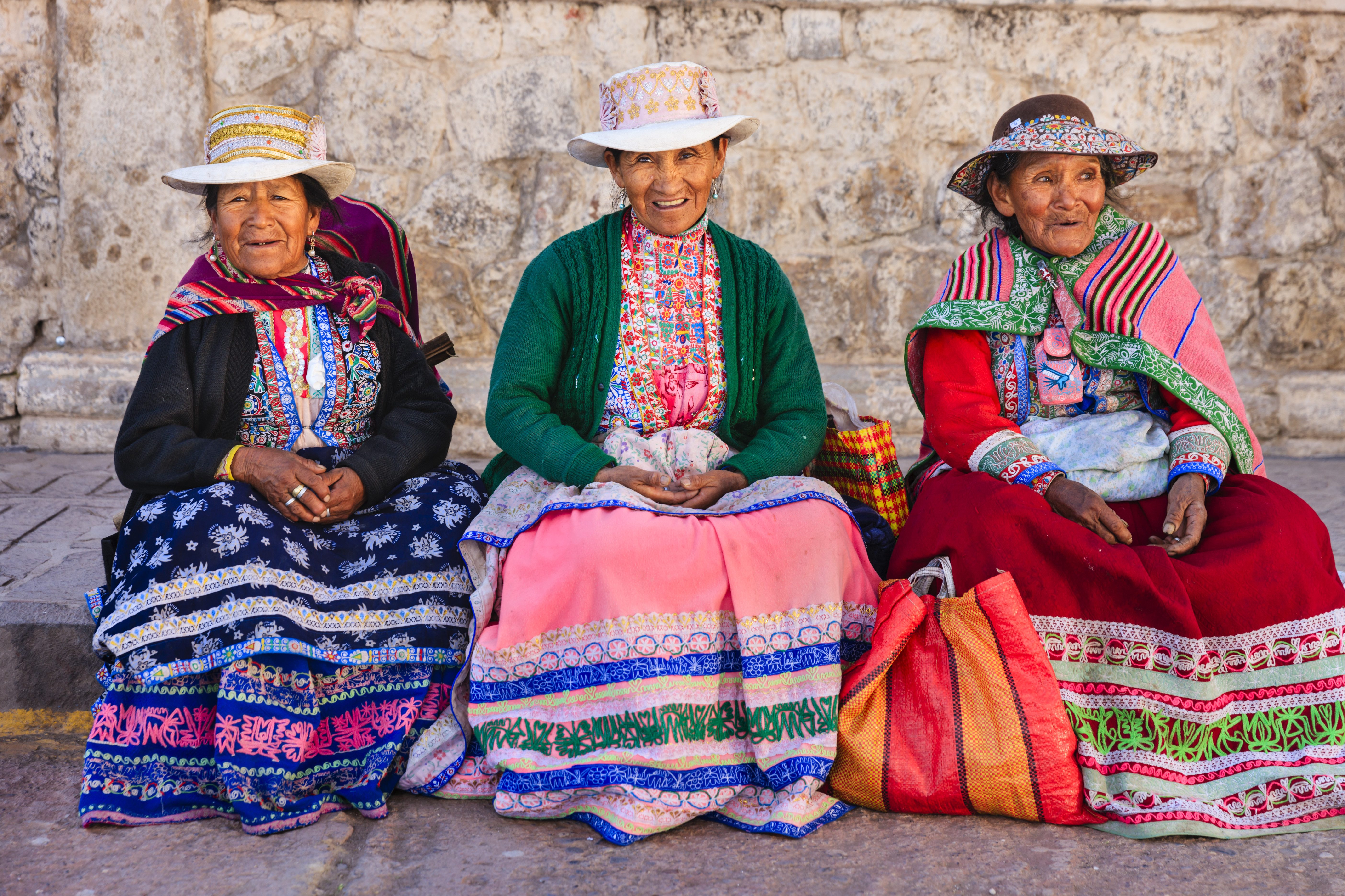 Peruaanse vrouwen gekleed in traditionele klederdracht, Peru