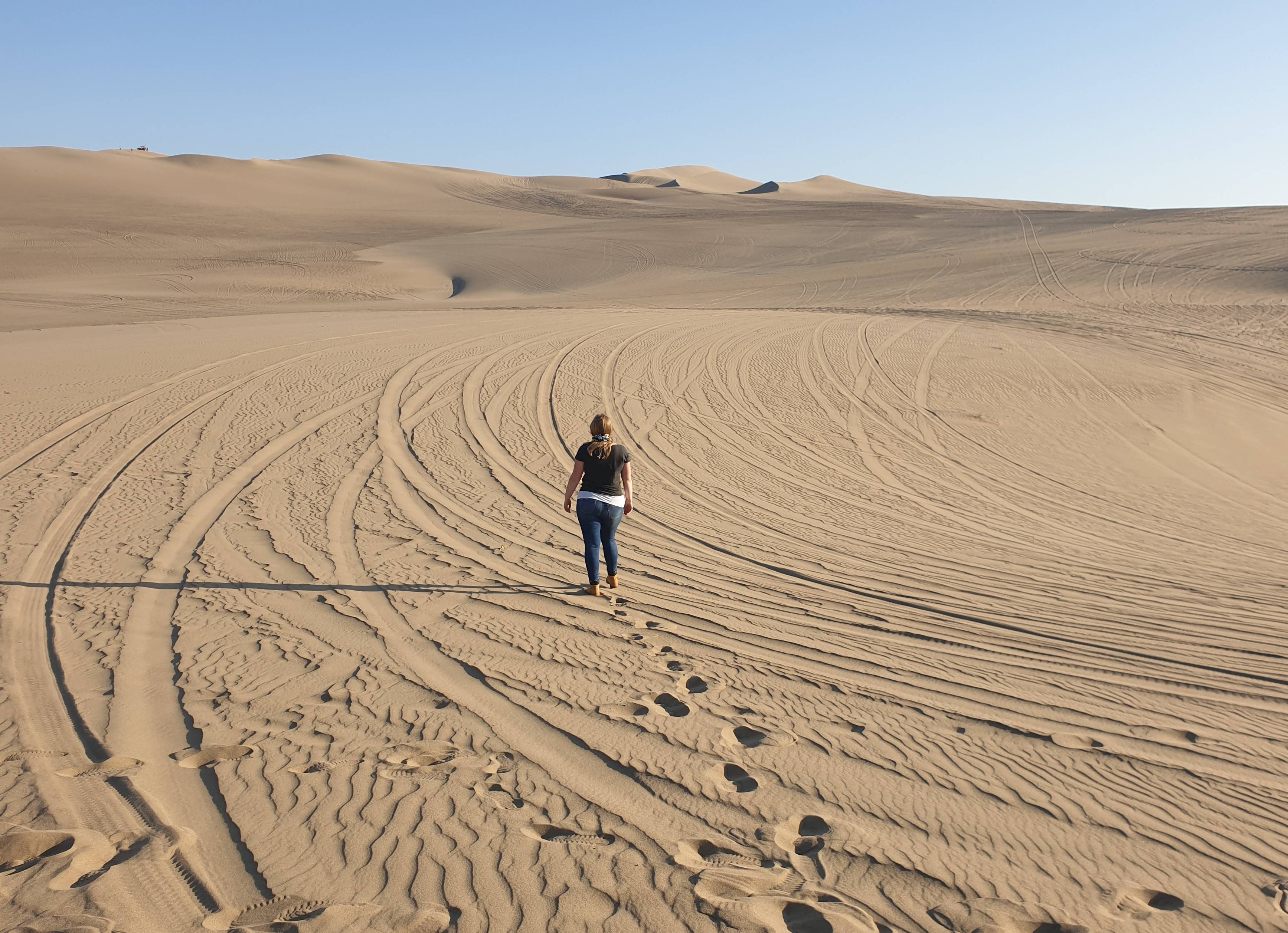 Wandelen door de zandduinen in Huacachina, Peru