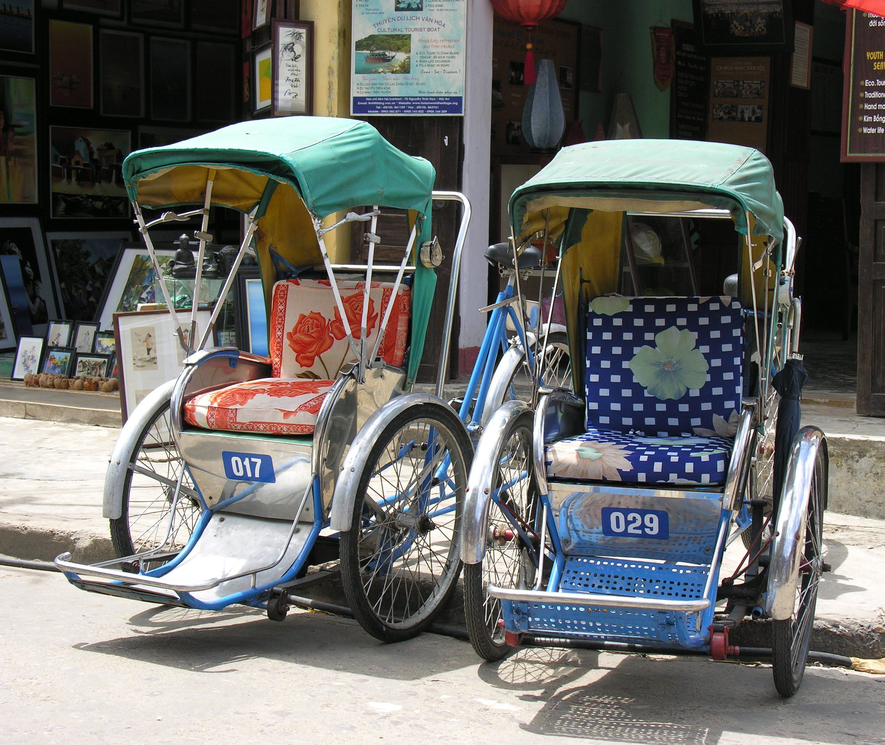 Cyclos, fietstaxi's, in de straten van Ho Chi Minh City, Vietnam