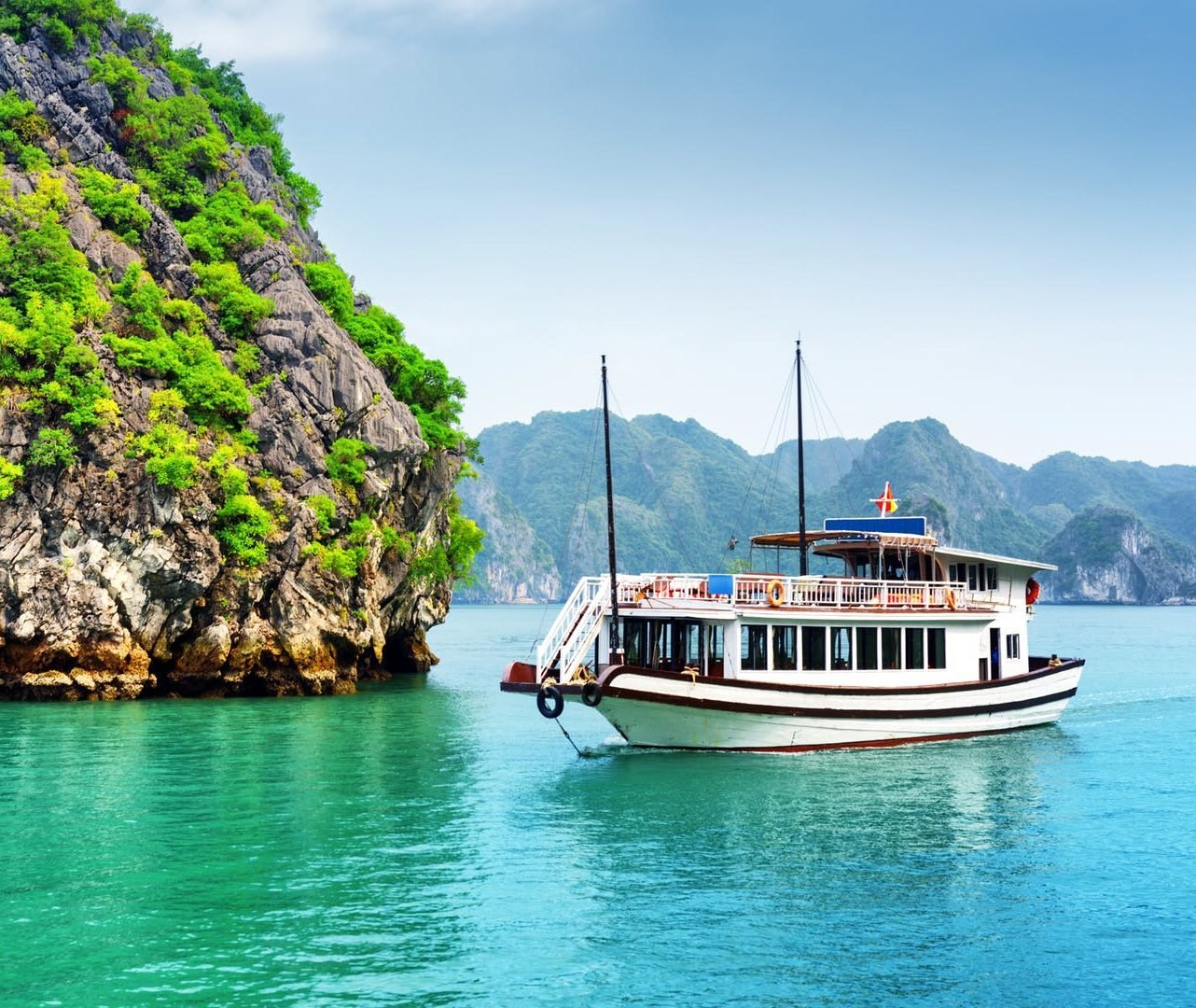 Cruise langs de karstgebergten van Halong Bay, Vietnam