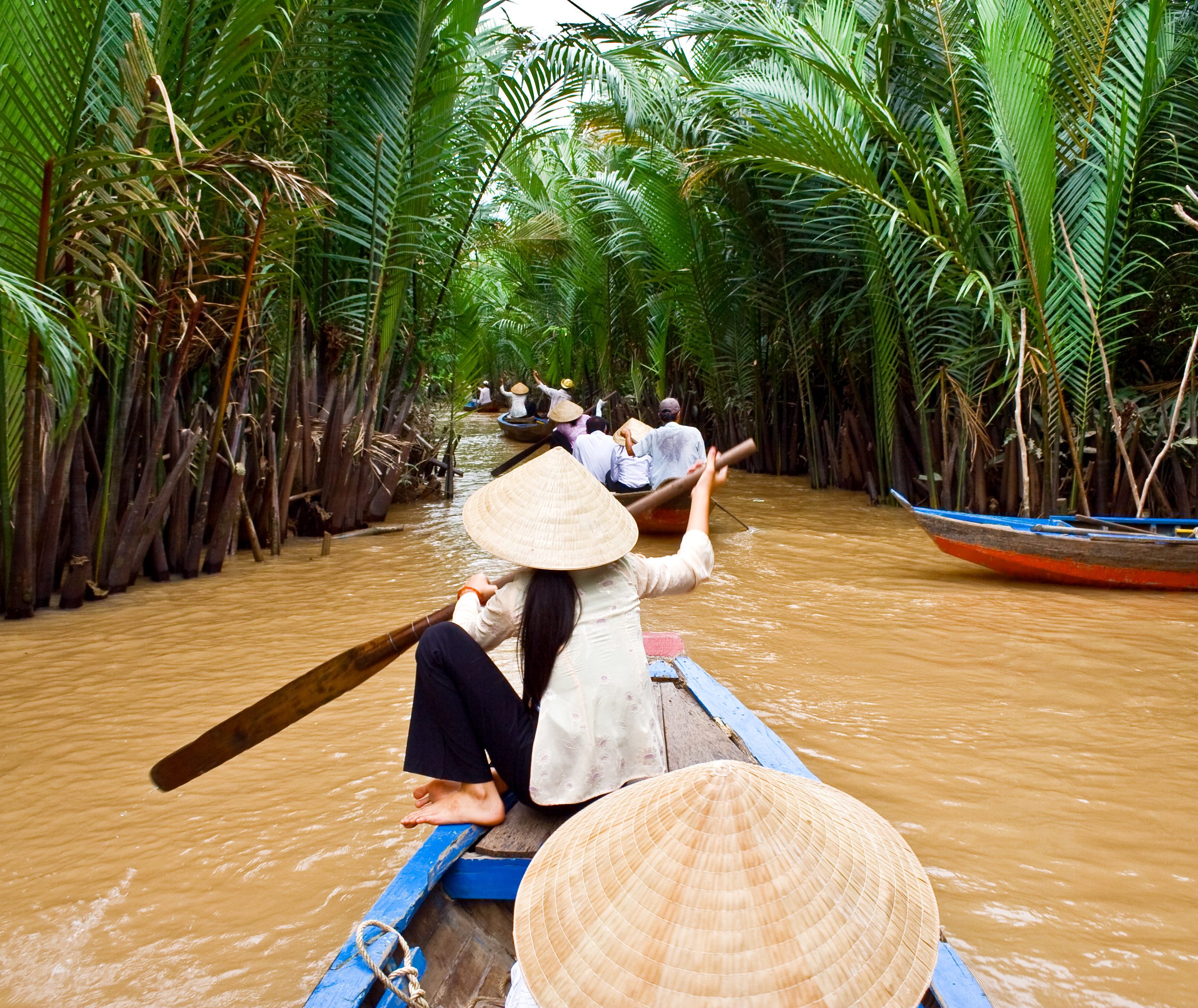 Met een traditionele boot varen door de nauwe kanalen van de Mekong Delta, Vietnam