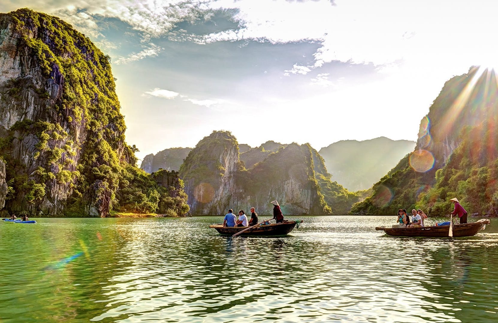 Per Sampan varen door Halong Bay, Vietnam