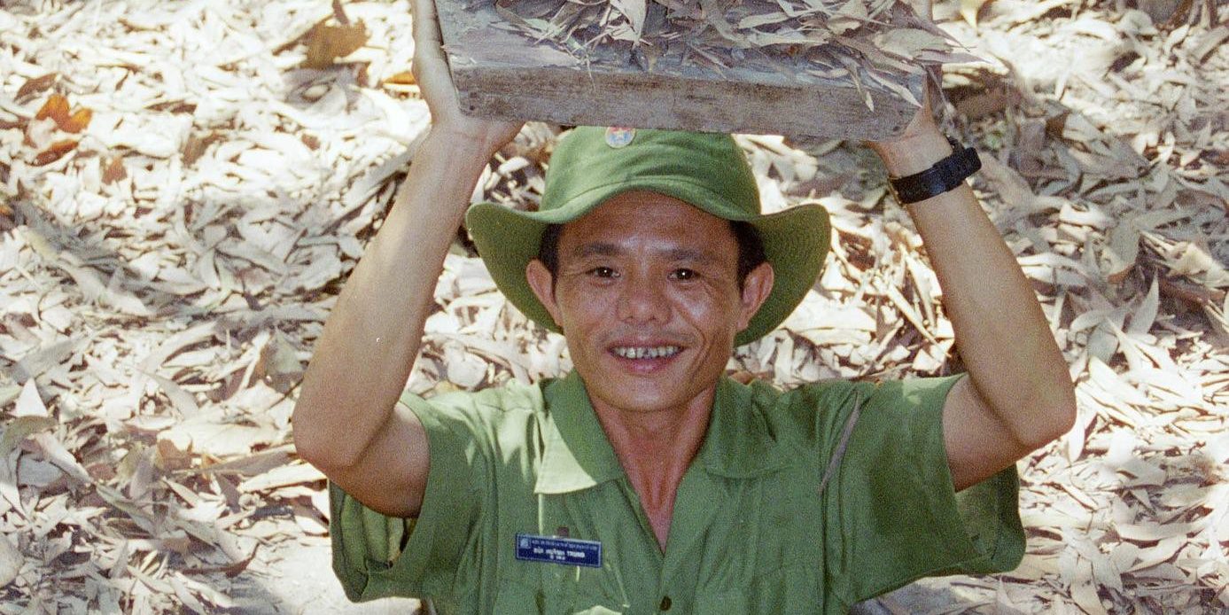 Kruip door de nauwe gangen van de Cu Chi tunnels, Vietnam