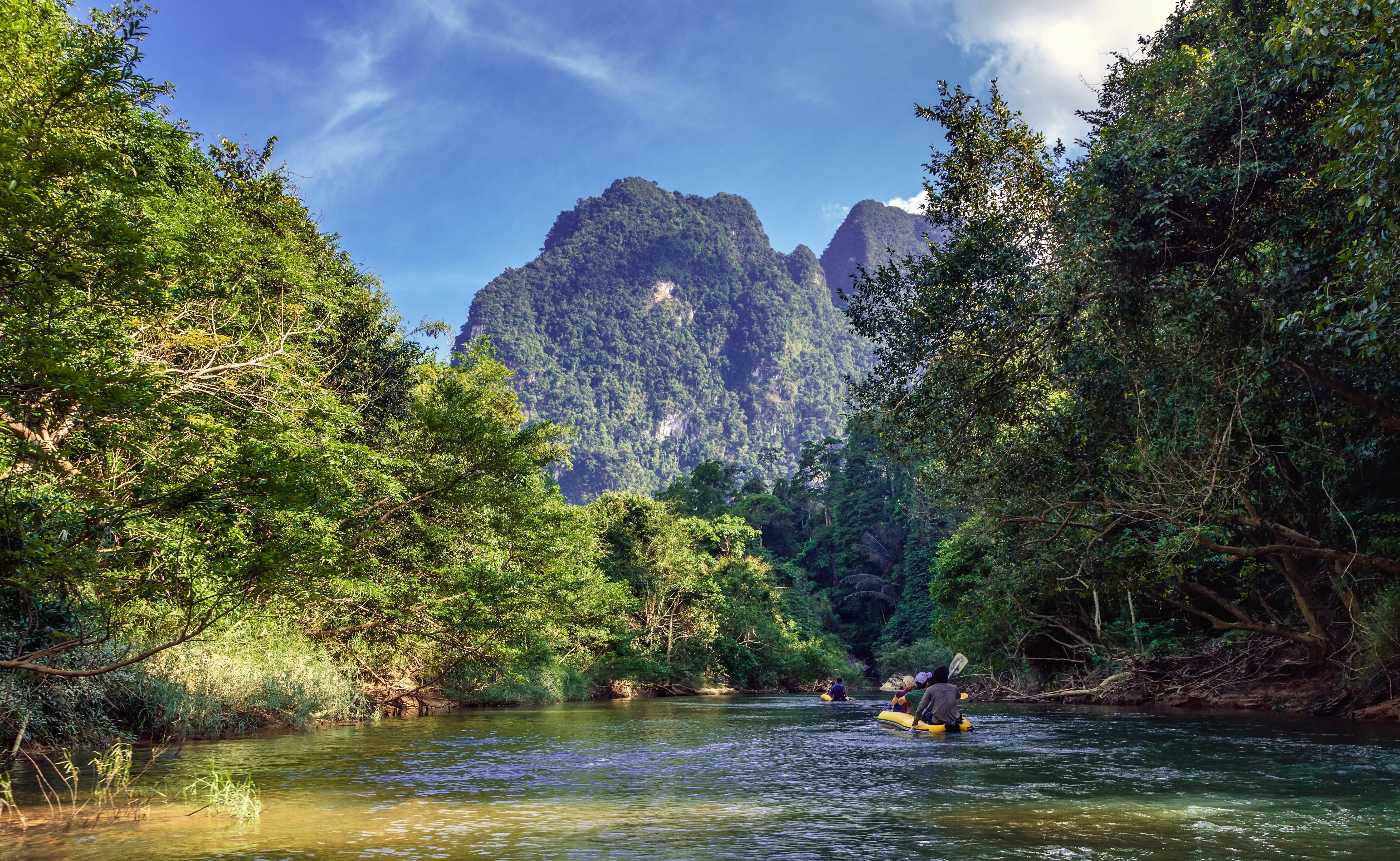 Kanovaren op het meer in Khao Sok National Park, Thailand