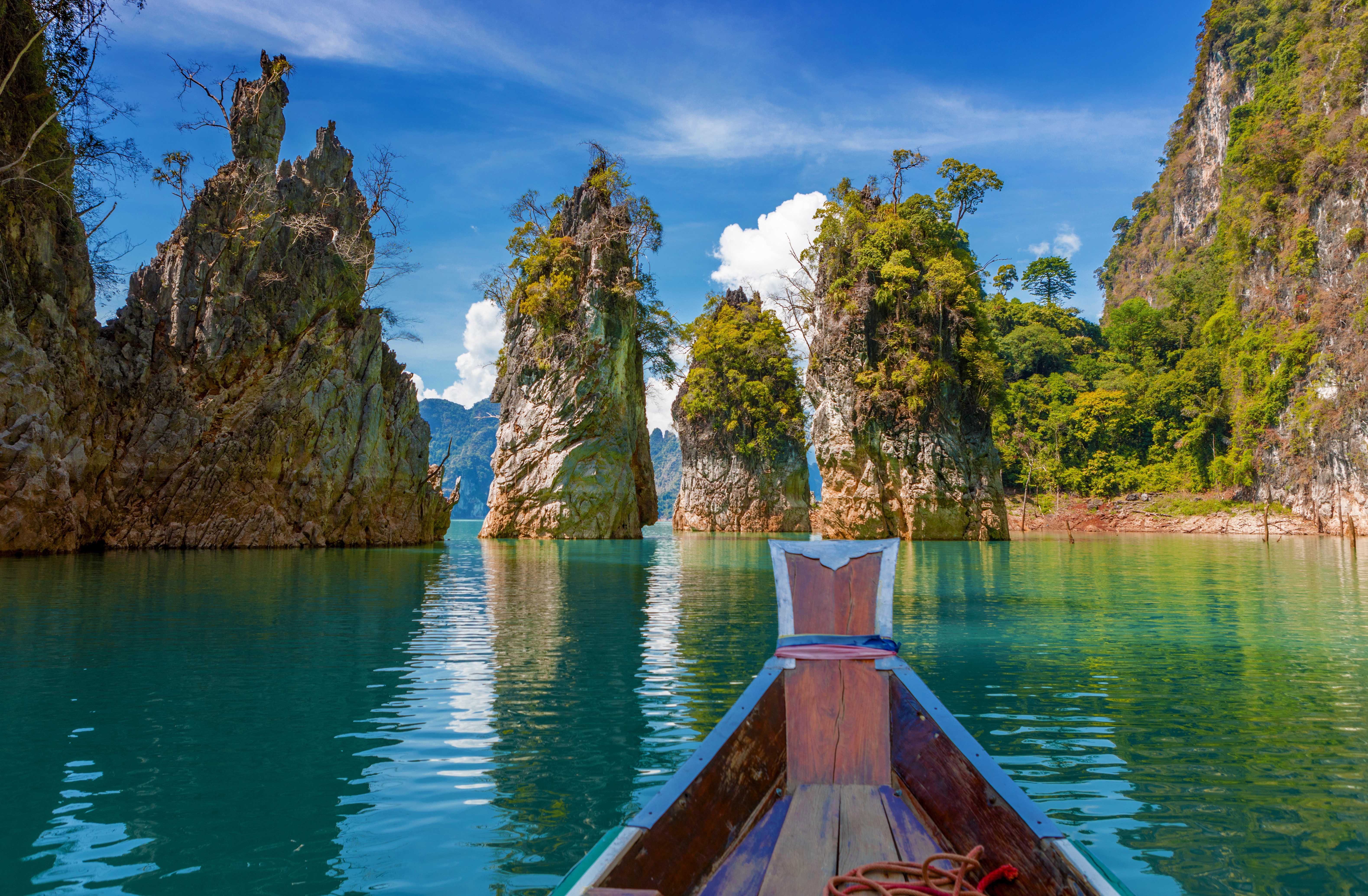 Varen tussen de karstgebergten van Khao Sok National Park, Thailand