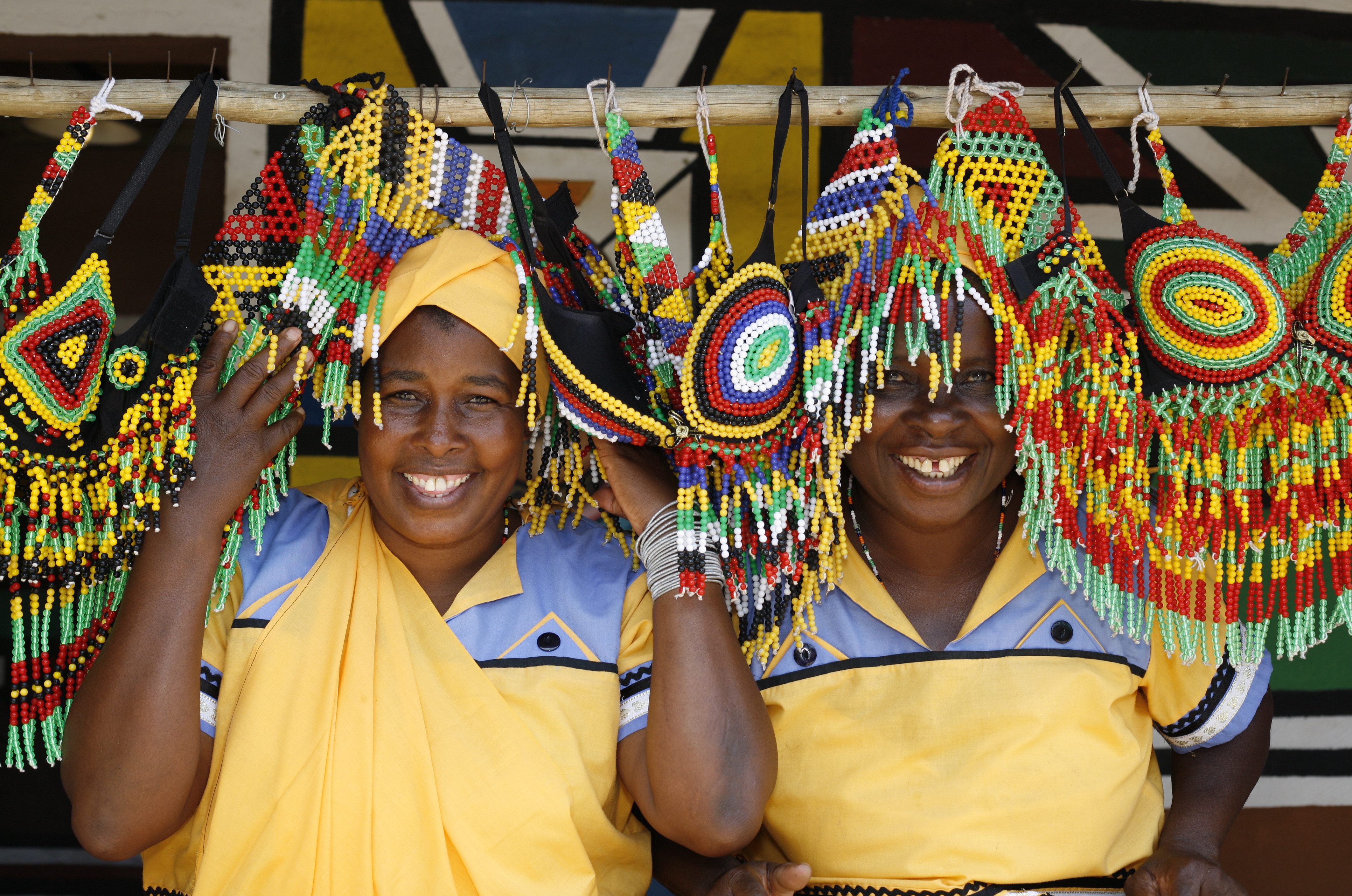 Twee vrolijke verkoopsters op Greenmarket in Kaapstad, Zuid-Afrika